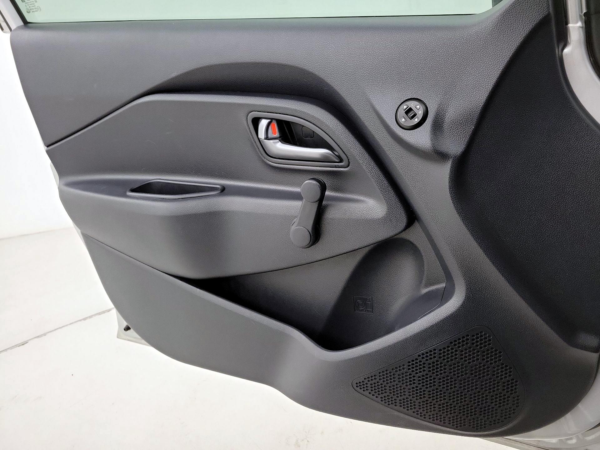 Thumbnail: 2016 Kia Rio - 12