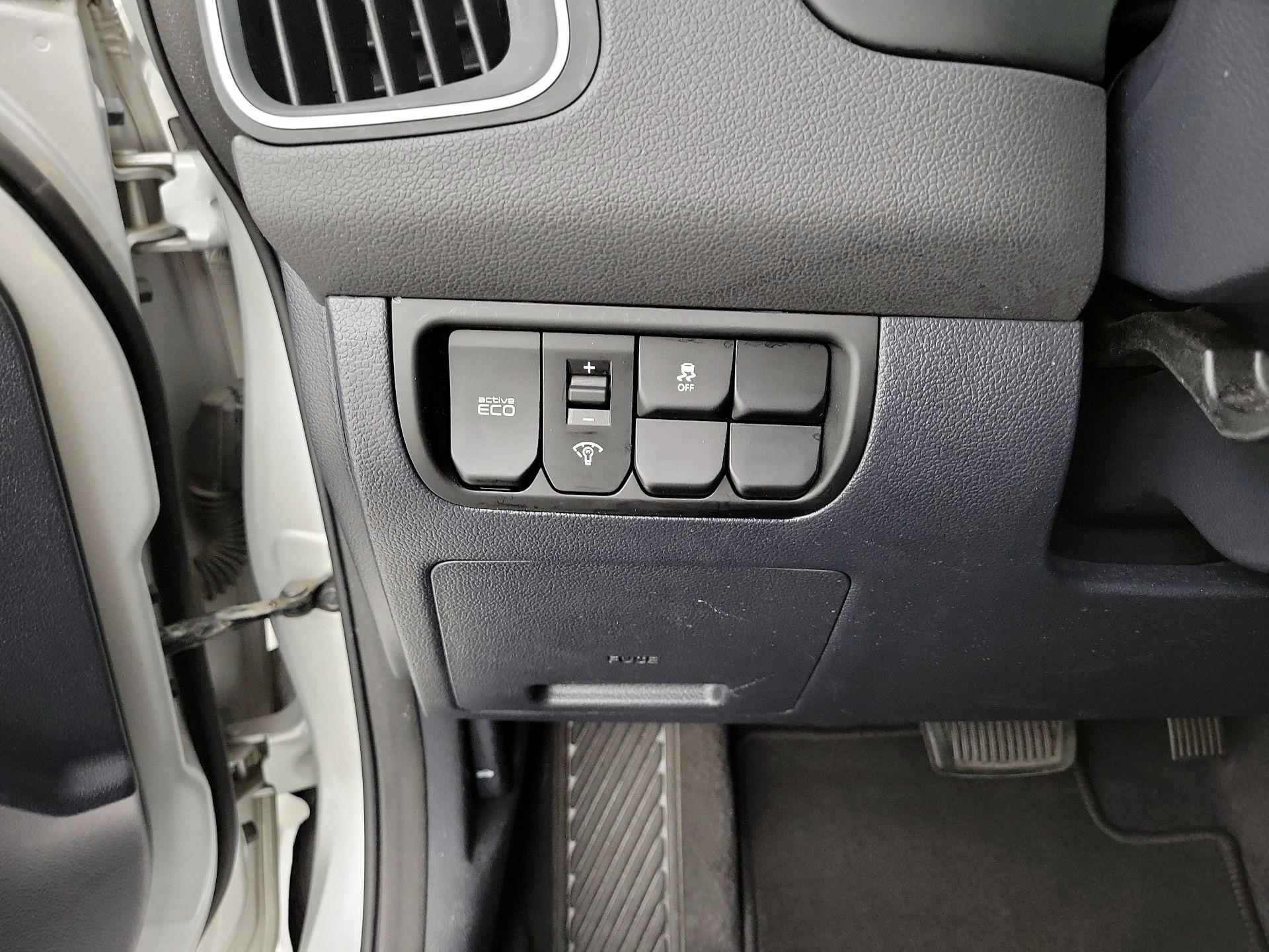 Thumbnail: 2016 Kia Rio - 13