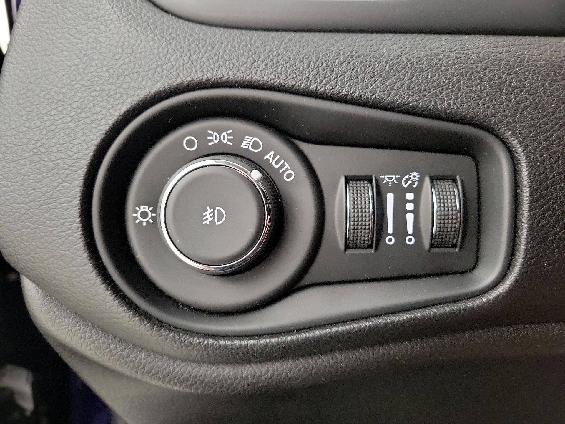 Thumbnail: 2017 Jeep Renegade - 13