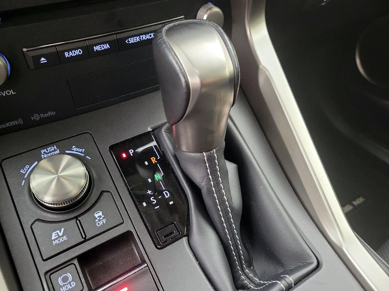 2021 Lexus NX Hybrid 300h - Photo 18