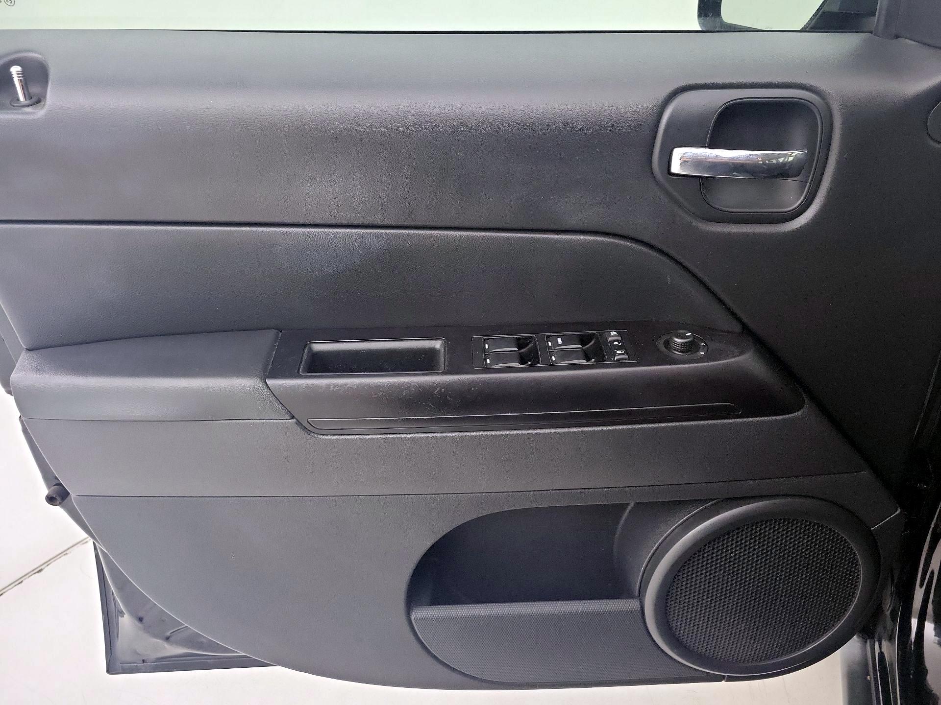 Thumbnail: 2015 Jeep Patriot - 12