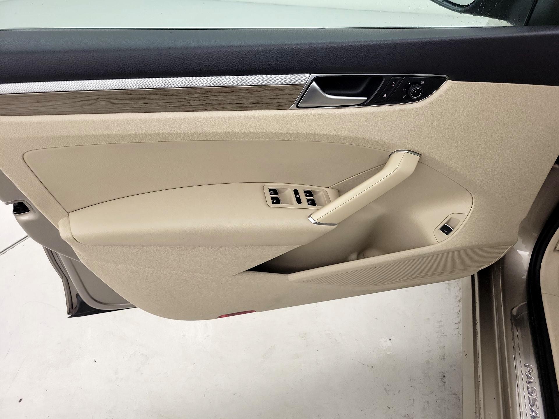 Thumbnail: 2016 Volkswagen Passat - 12