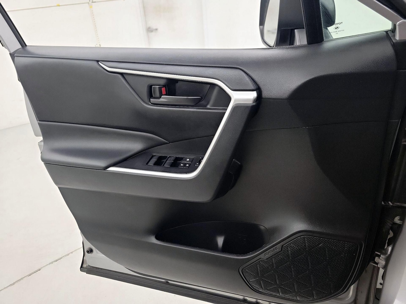 2024 Toyota RAV4 LE - Photo 13