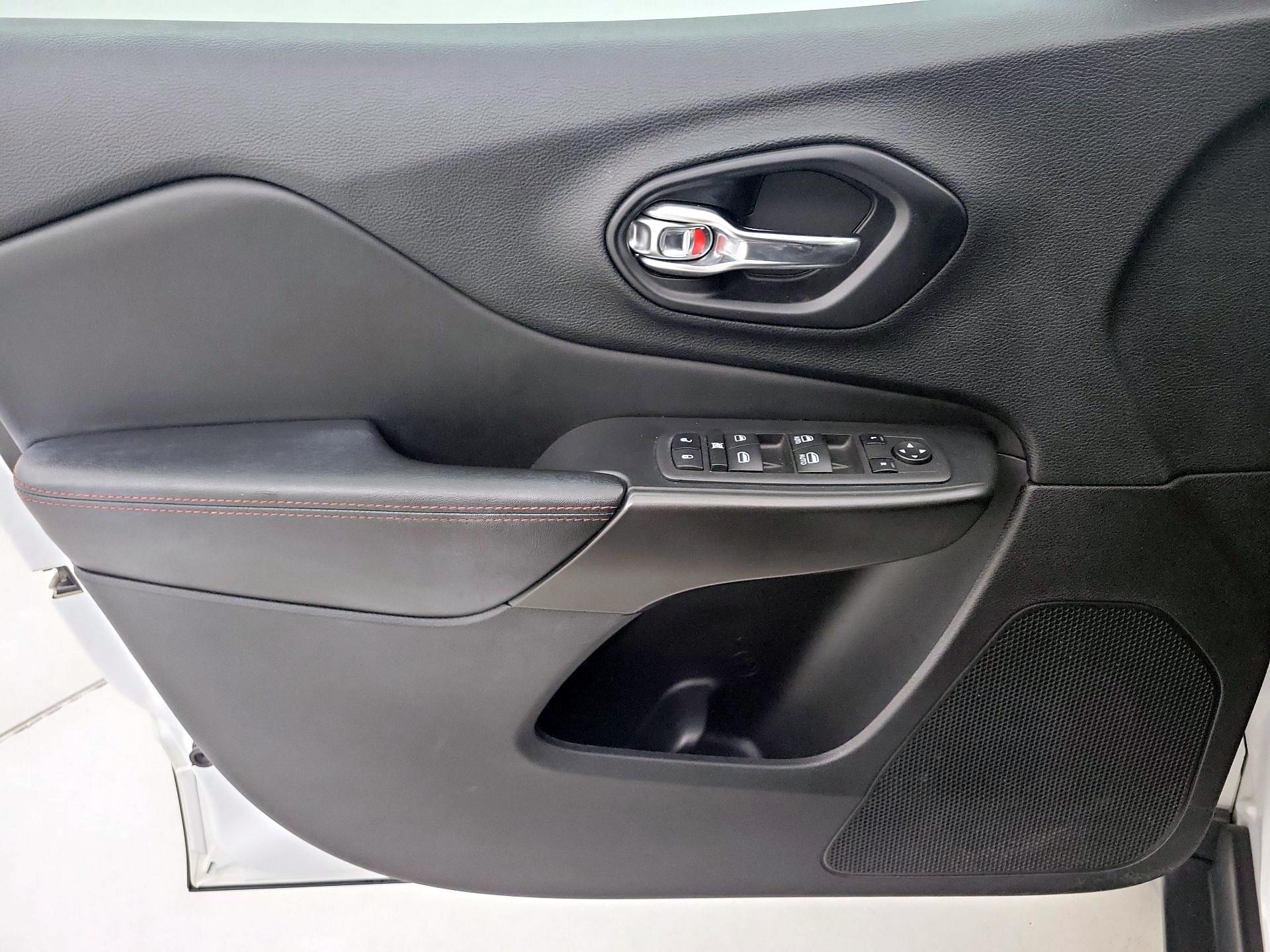 Thumbnail: 2021 Jeep Cherokee - 12