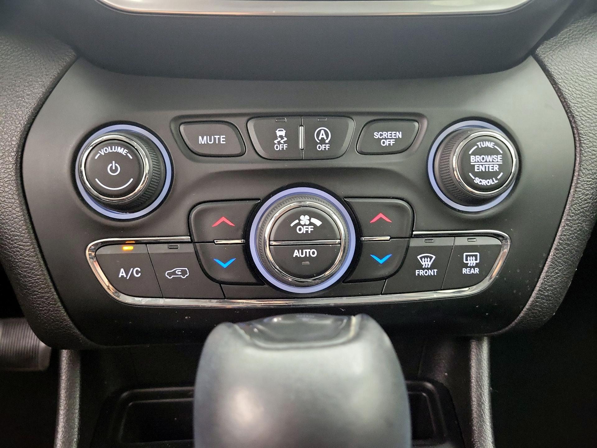 Thumbnail: 2021 Jeep Cherokee - 16