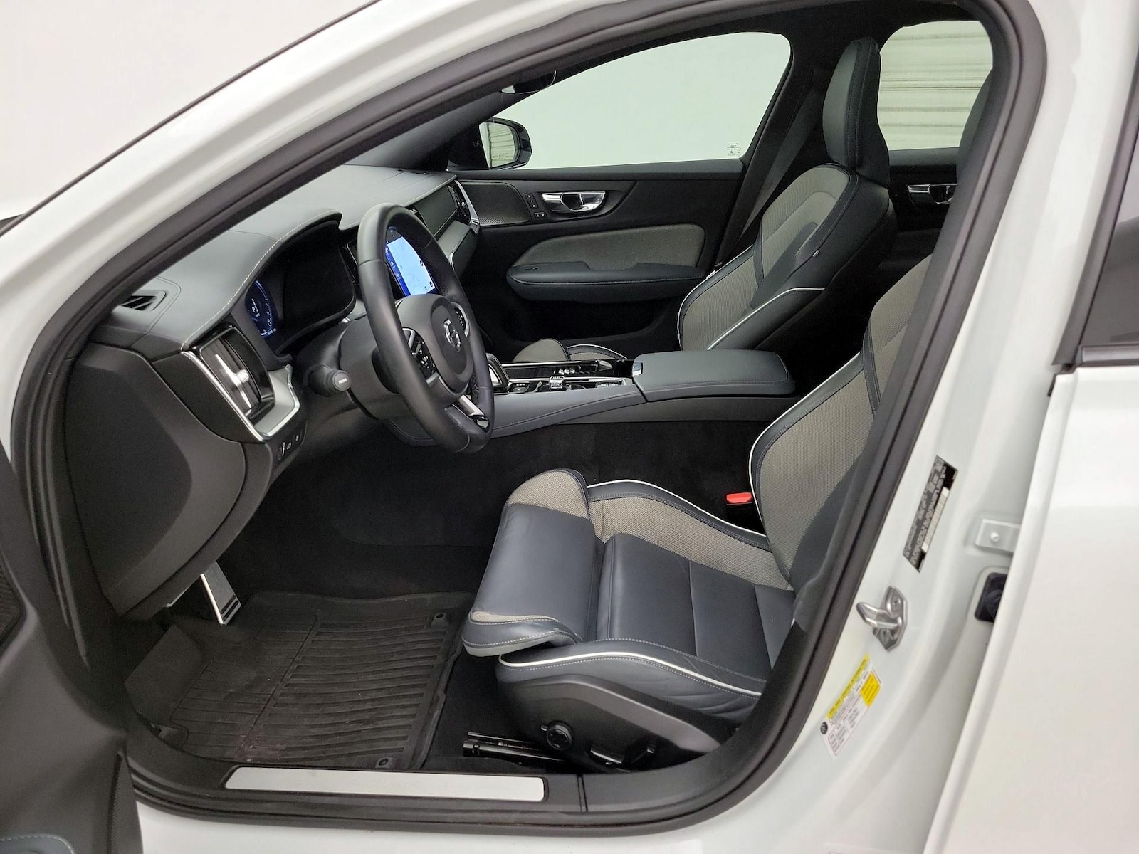 2022 Volvo S60 R-Design - Photo 12