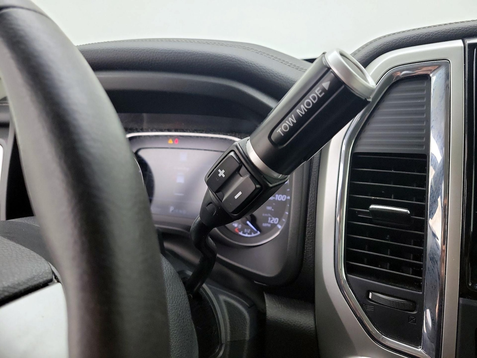 2020 Nissan Titan SL - Photo 19