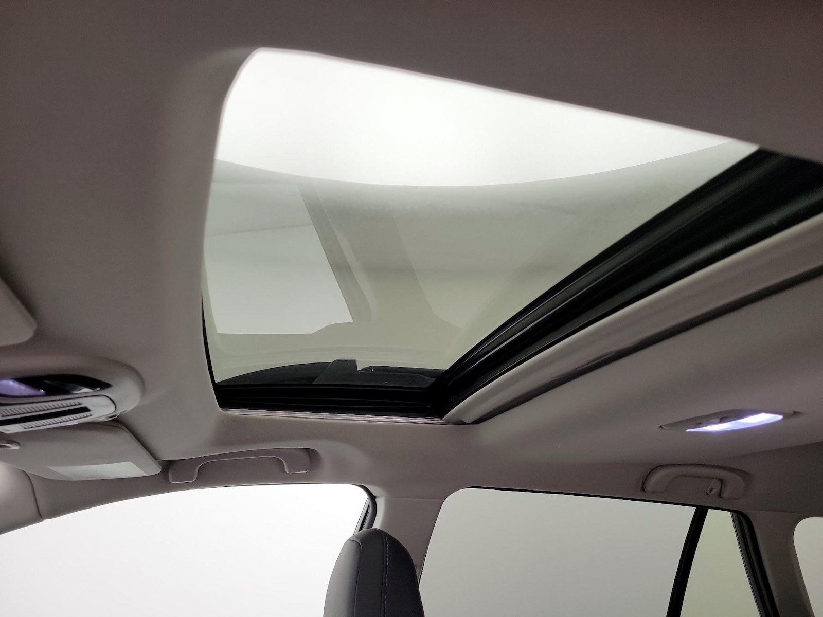 Sunroof(s) & Overhead Airbags