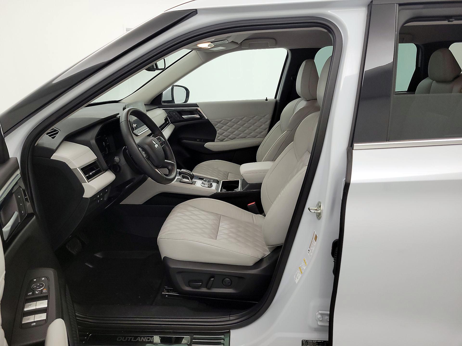 Thumbnail: 2023 Mitsubishi Outlander - 11