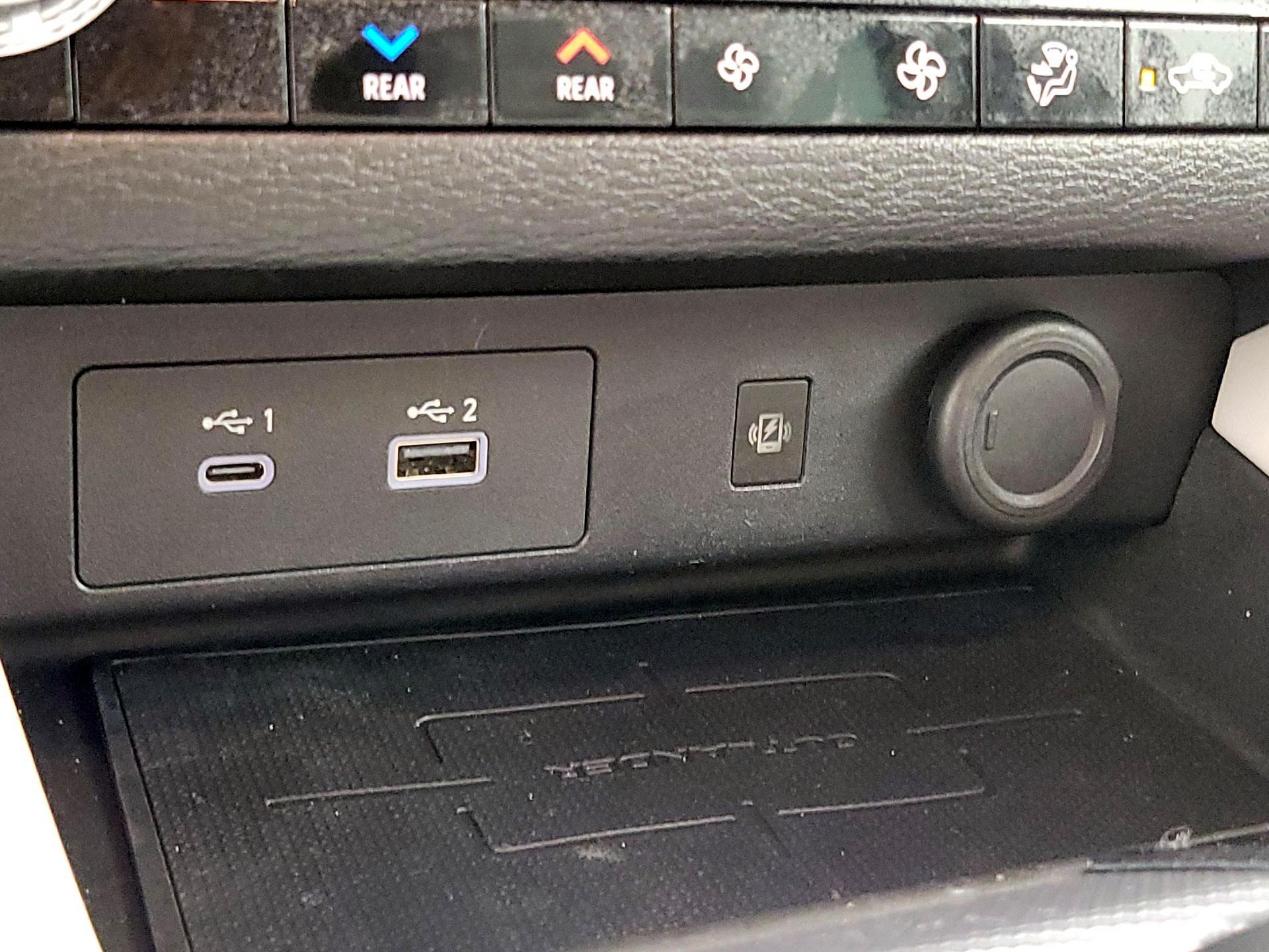 Thumbnail: 2023 Mitsubishi Outlander - 19