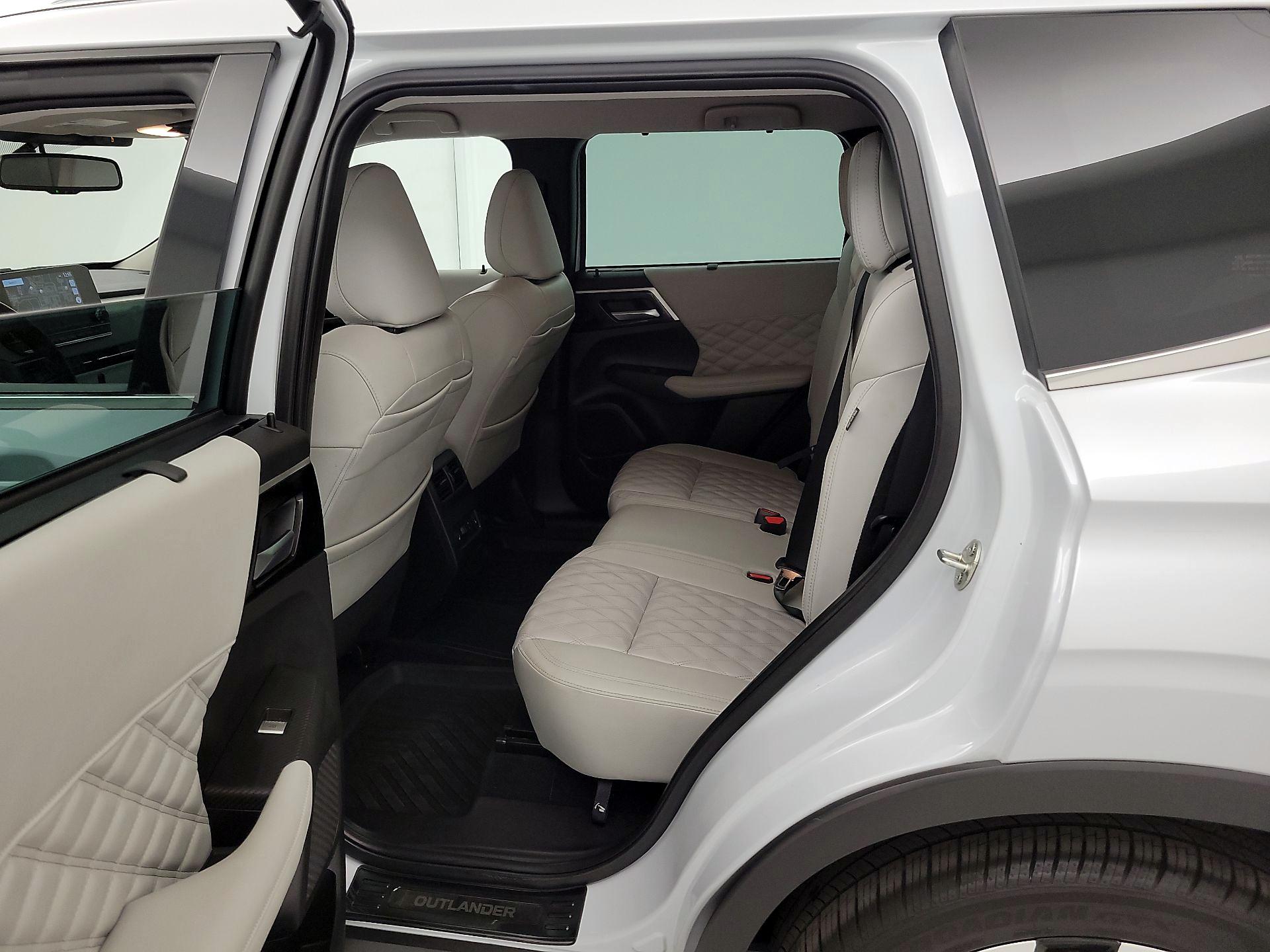 Thumbnail: 2023 Mitsubishi Outlander - 20