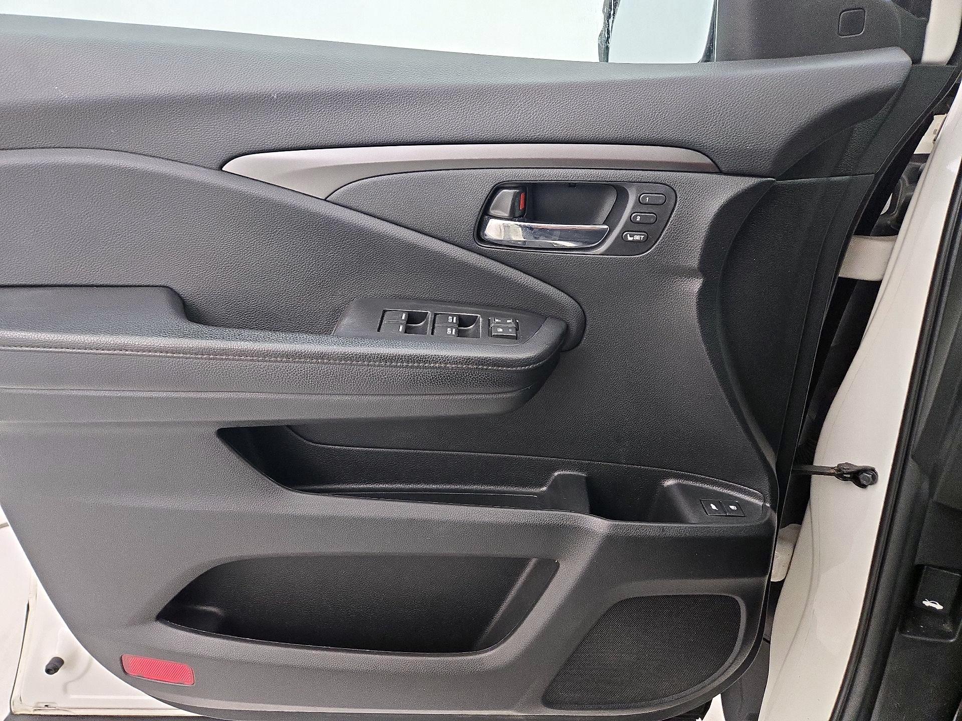 Thumbnail: 2019 Honda Pilot - 12