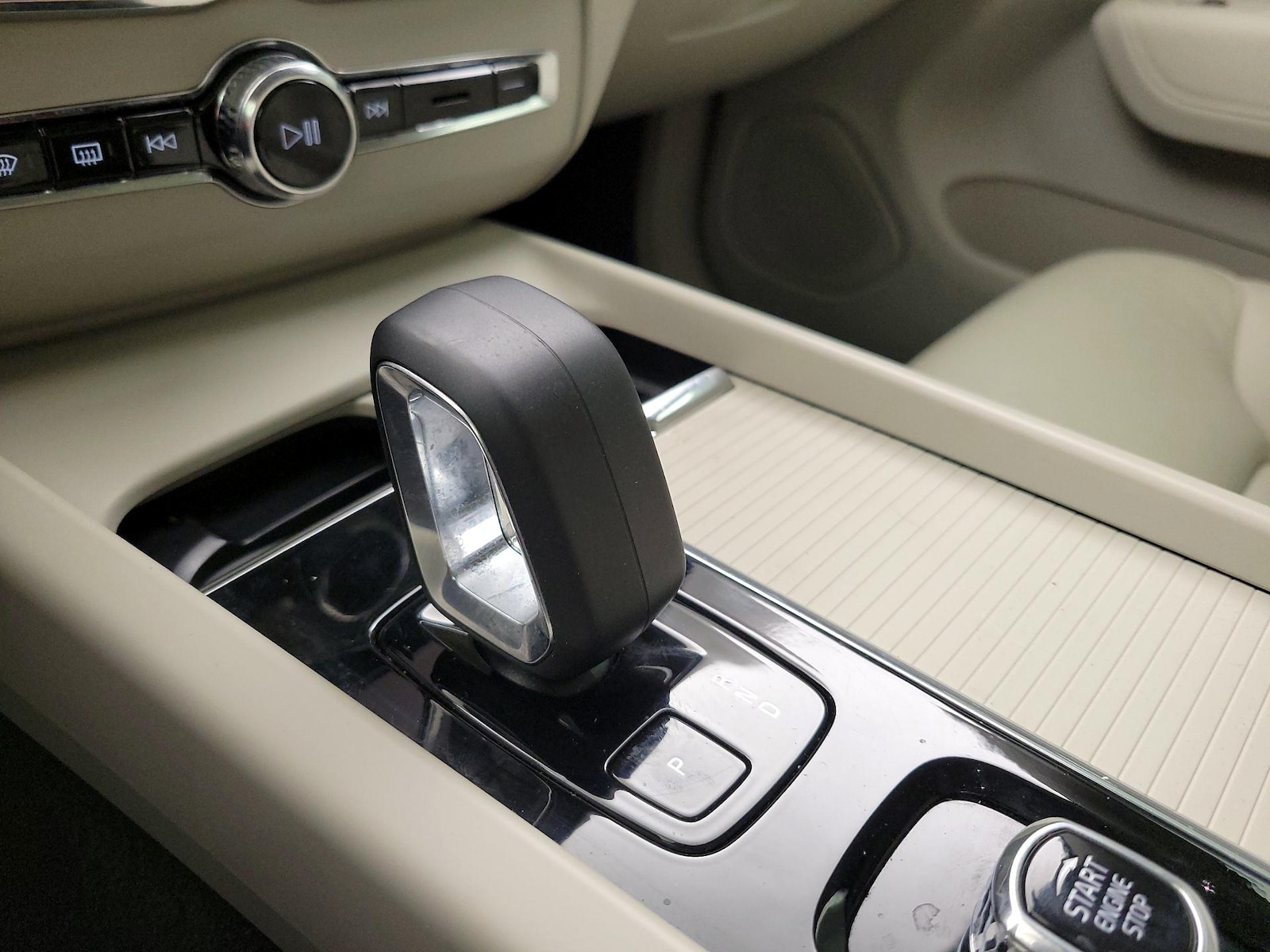 2024 Volvo XC60 Core - Photo 18