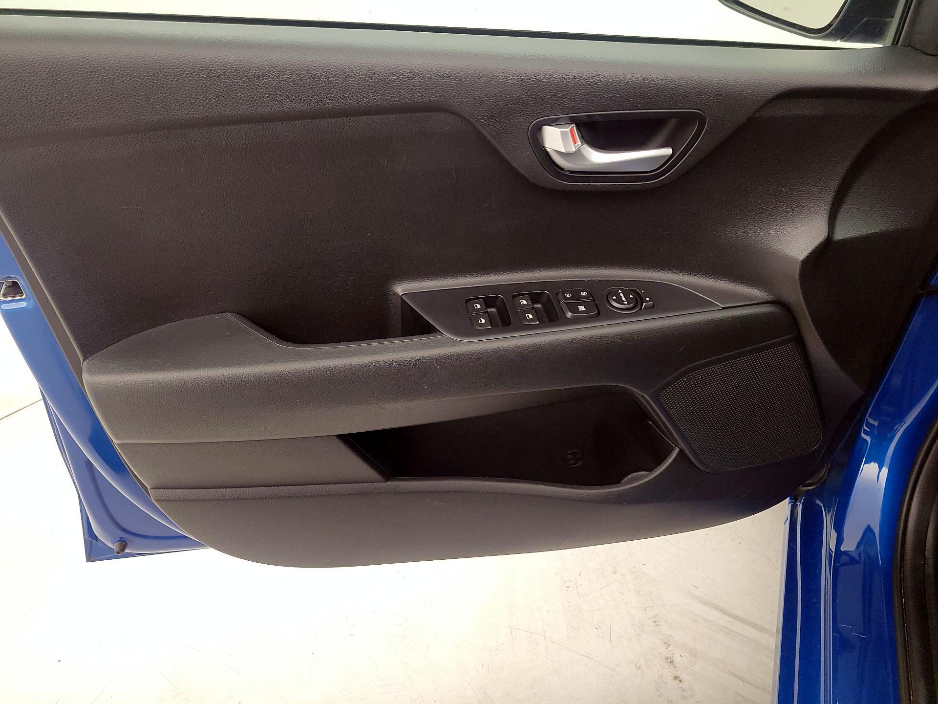 Thumbnail: 2022 Kia Rio - 12