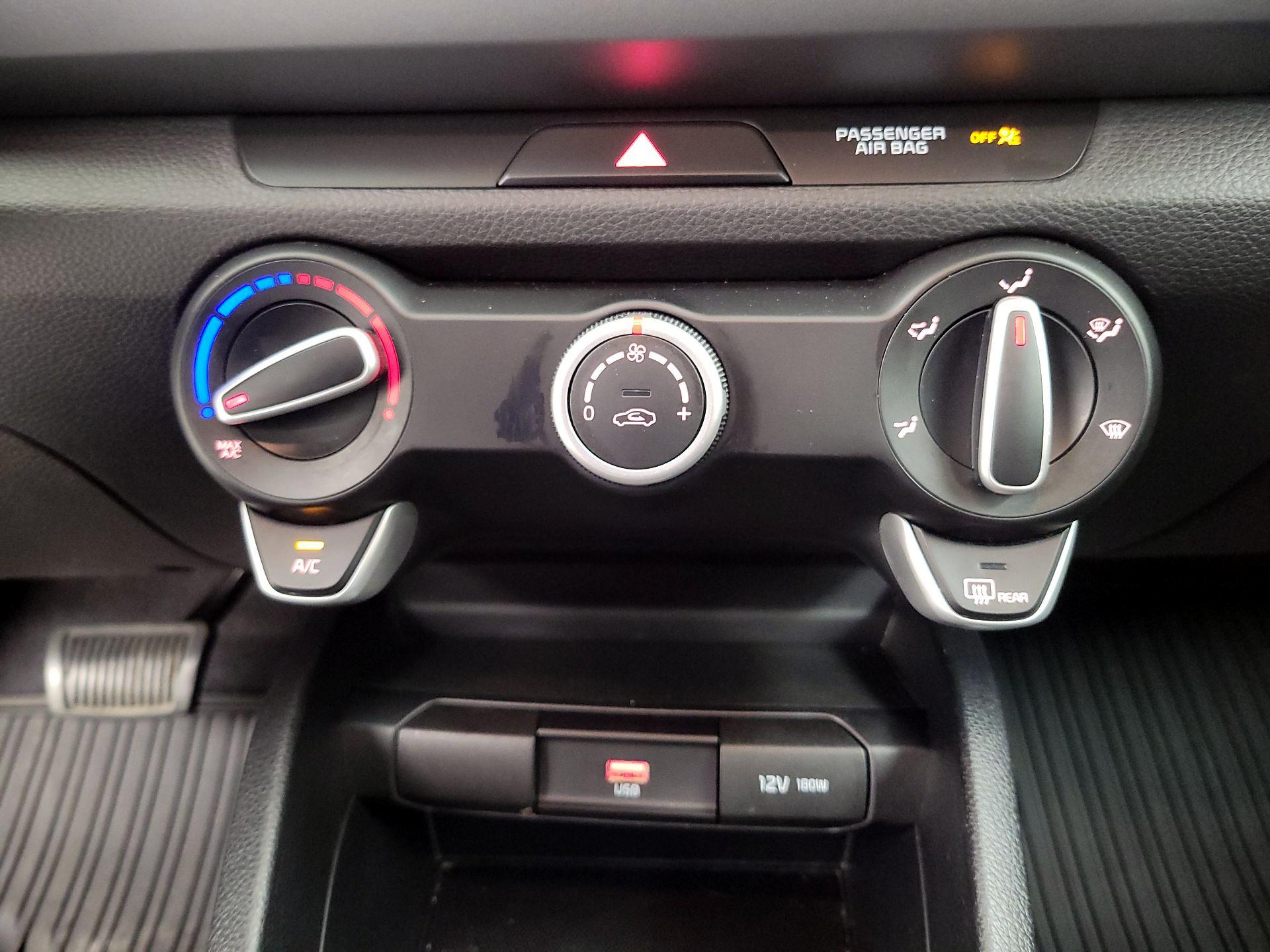 Thumbnail: 2022 Kia Rio - 16