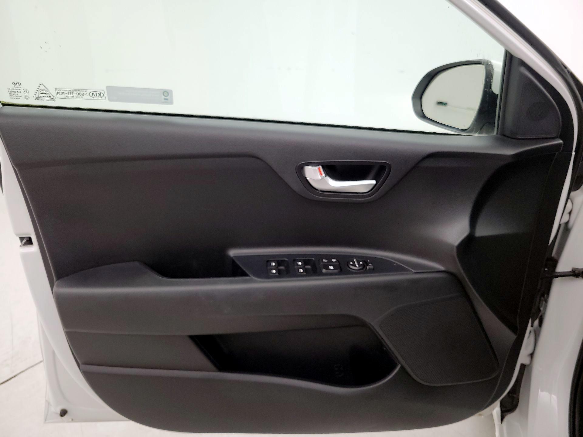 Thumbnail: 2019 Kia Rio - 12