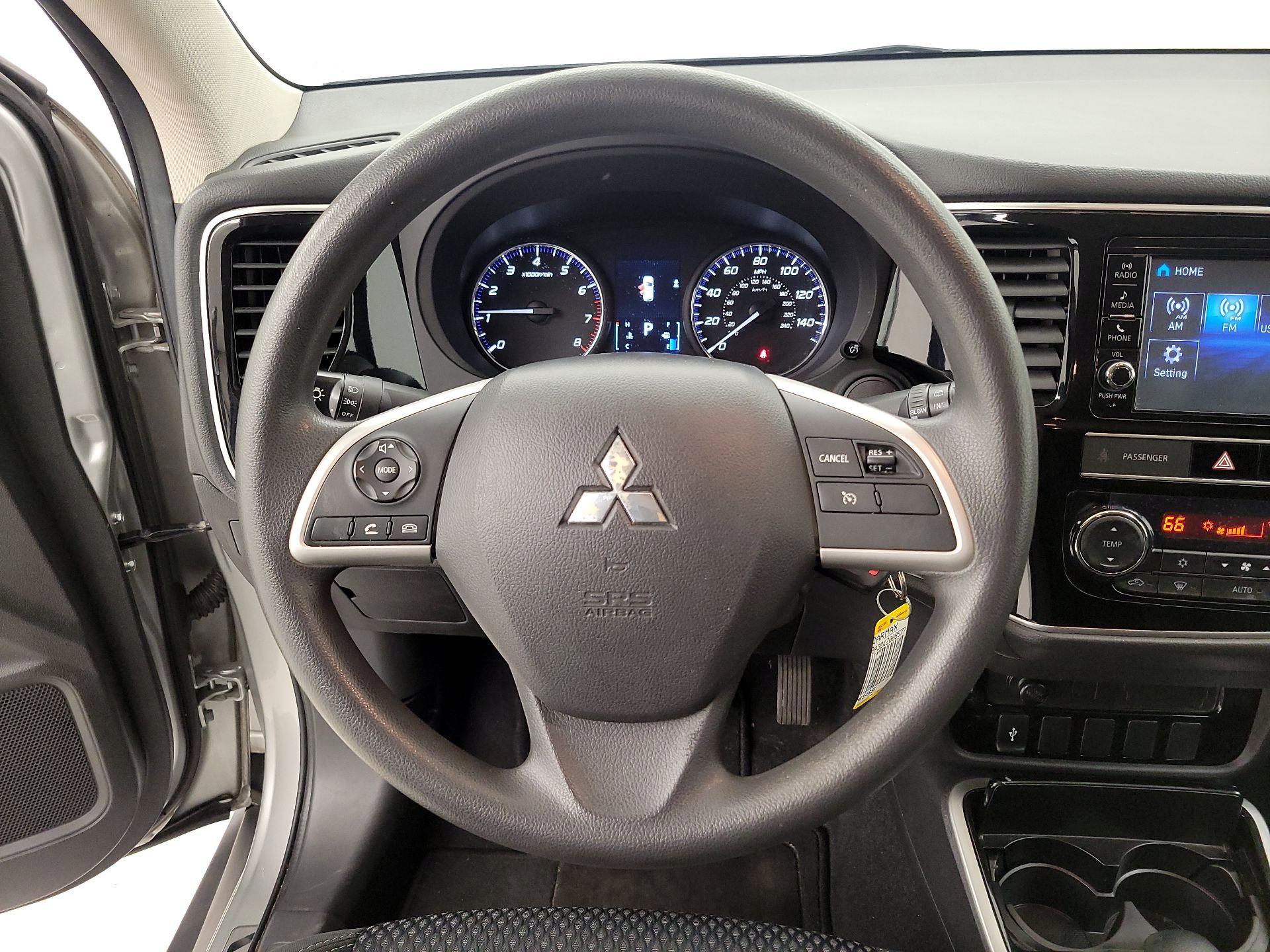 Thumbnail: 2019 Mitsubishi Outlander - 10