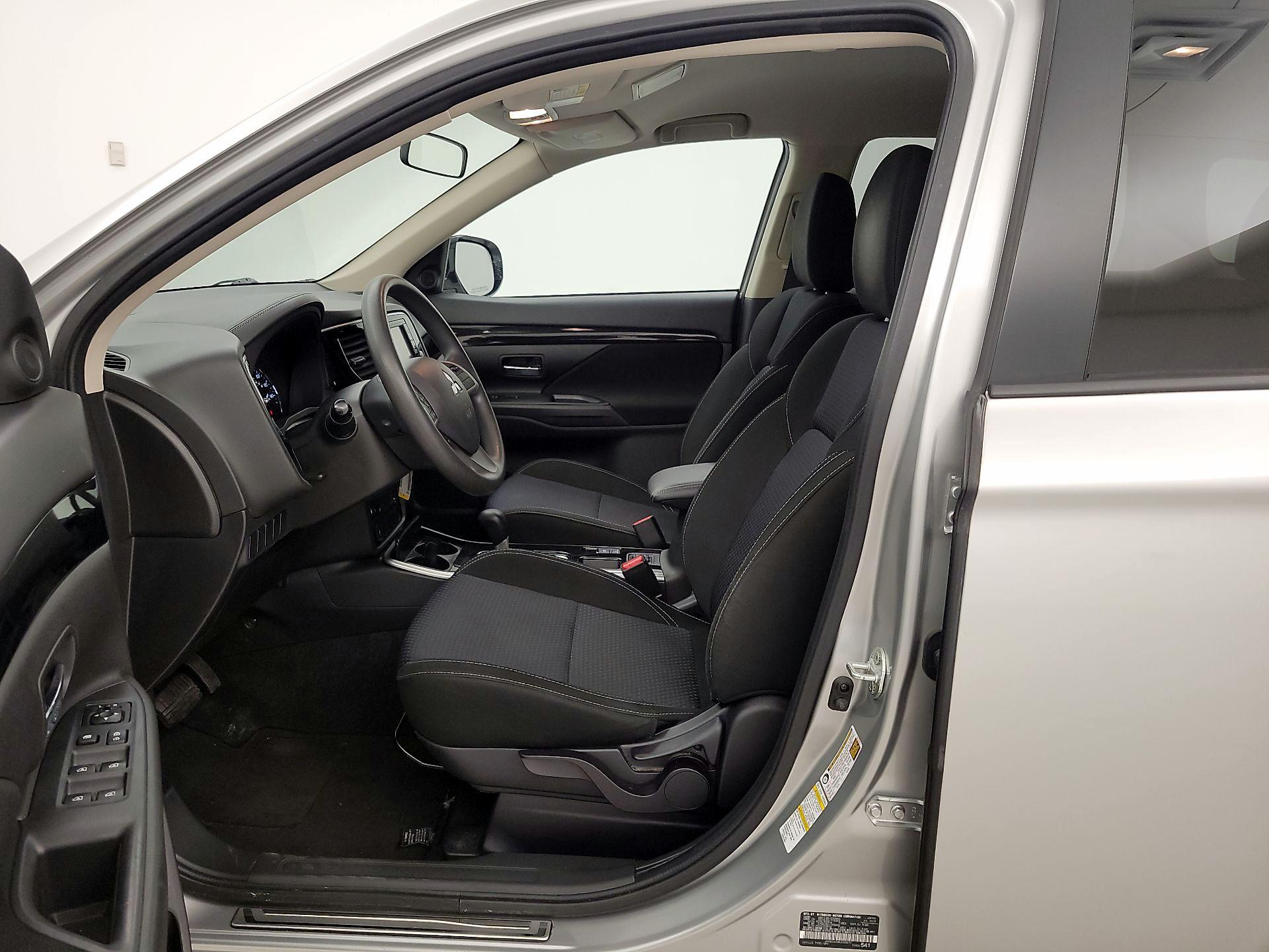 Thumbnail: 2019 Mitsubishi Outlander - 11