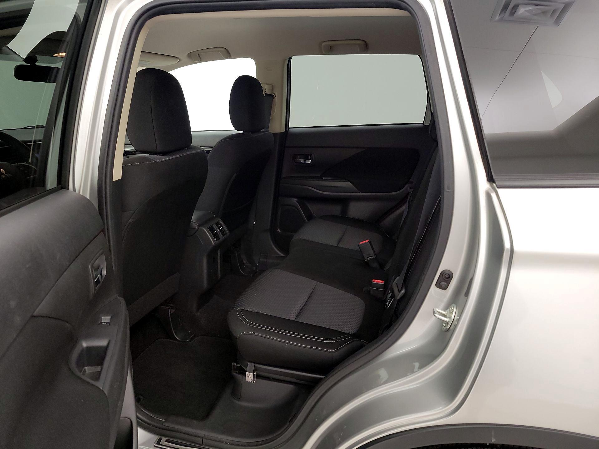 Thumbnail: 2019 Mitsubishi Outlander - 18