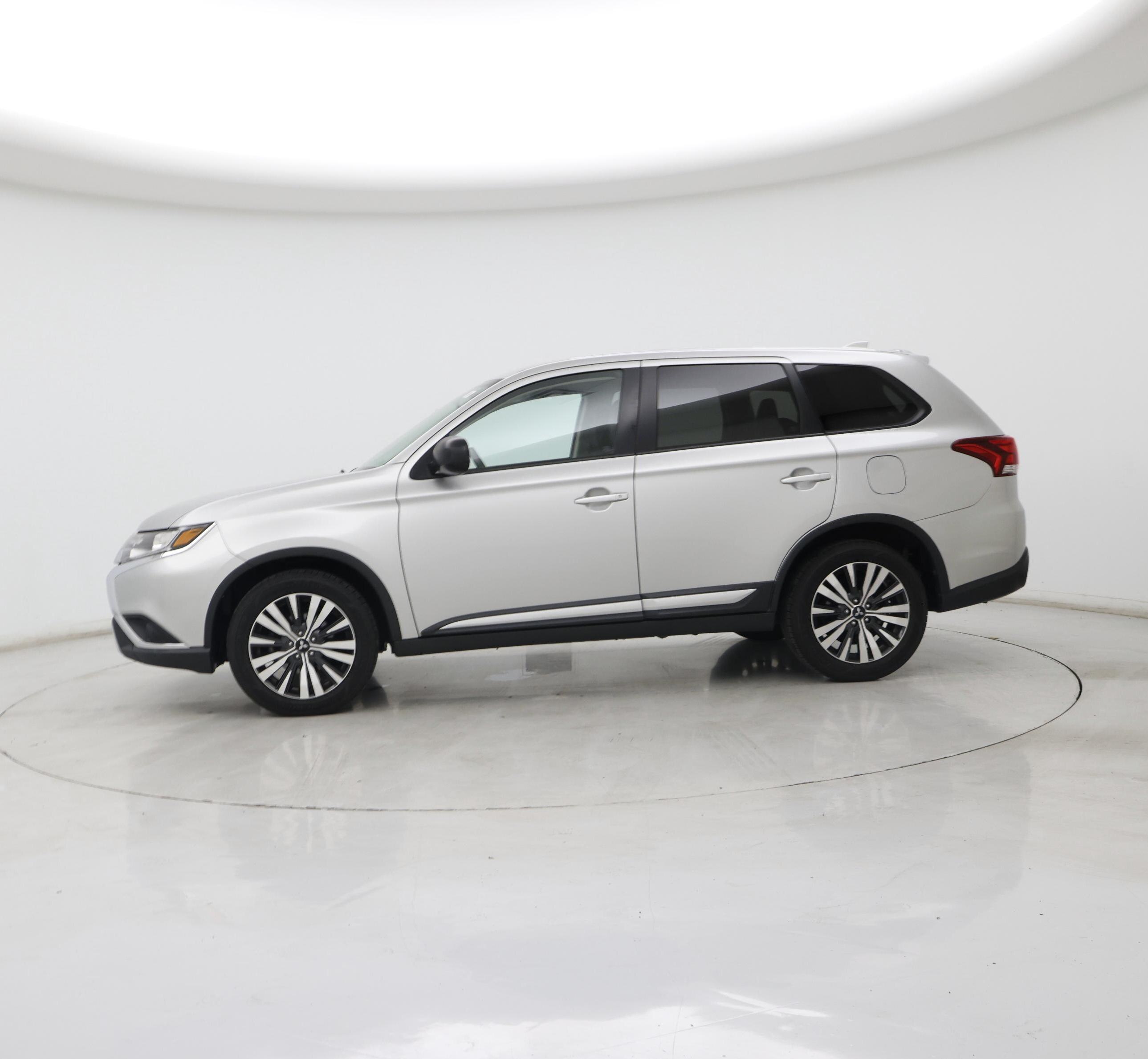 Thumbnail: 2019 Mitsubishi Outlander - 3