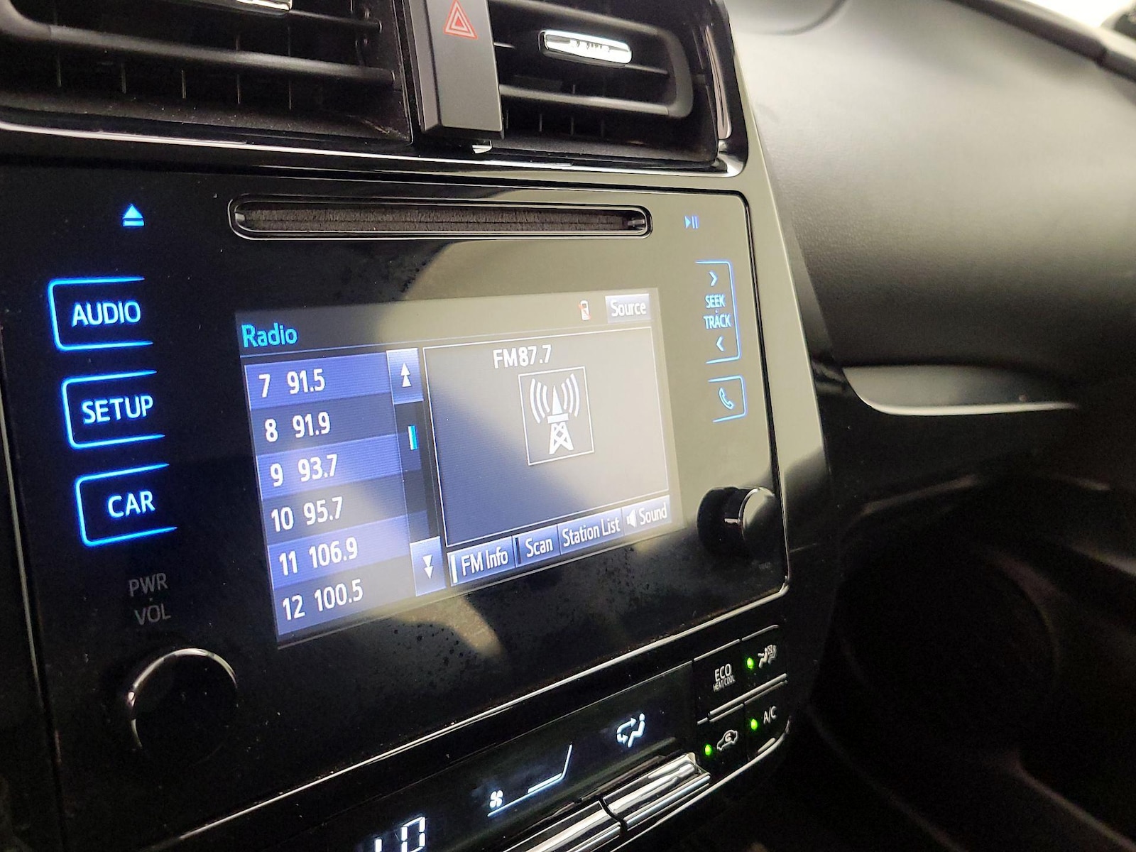 2019 Toyota Prius LE - Photo 16
