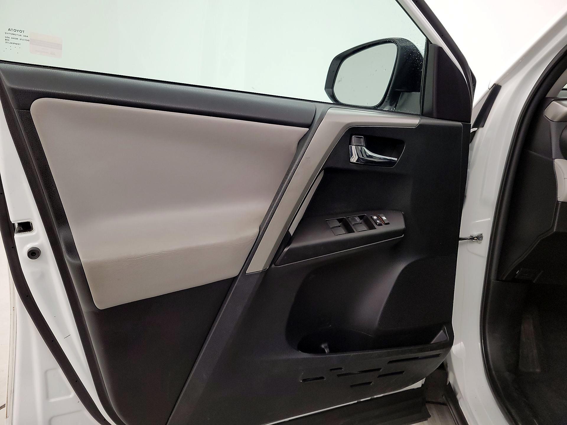 Thumbnail: 2018 Toyota RAV4 - 12