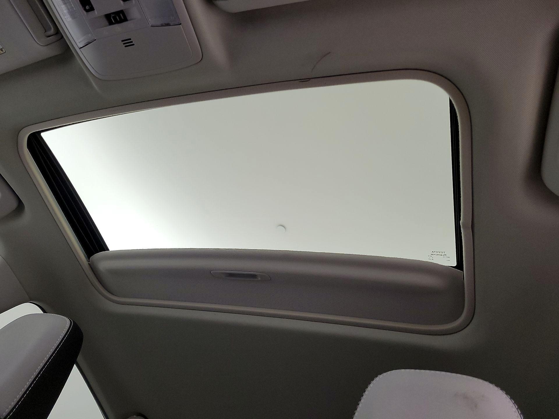 Thumbnail: 2018 Toyota RAV4 - 19