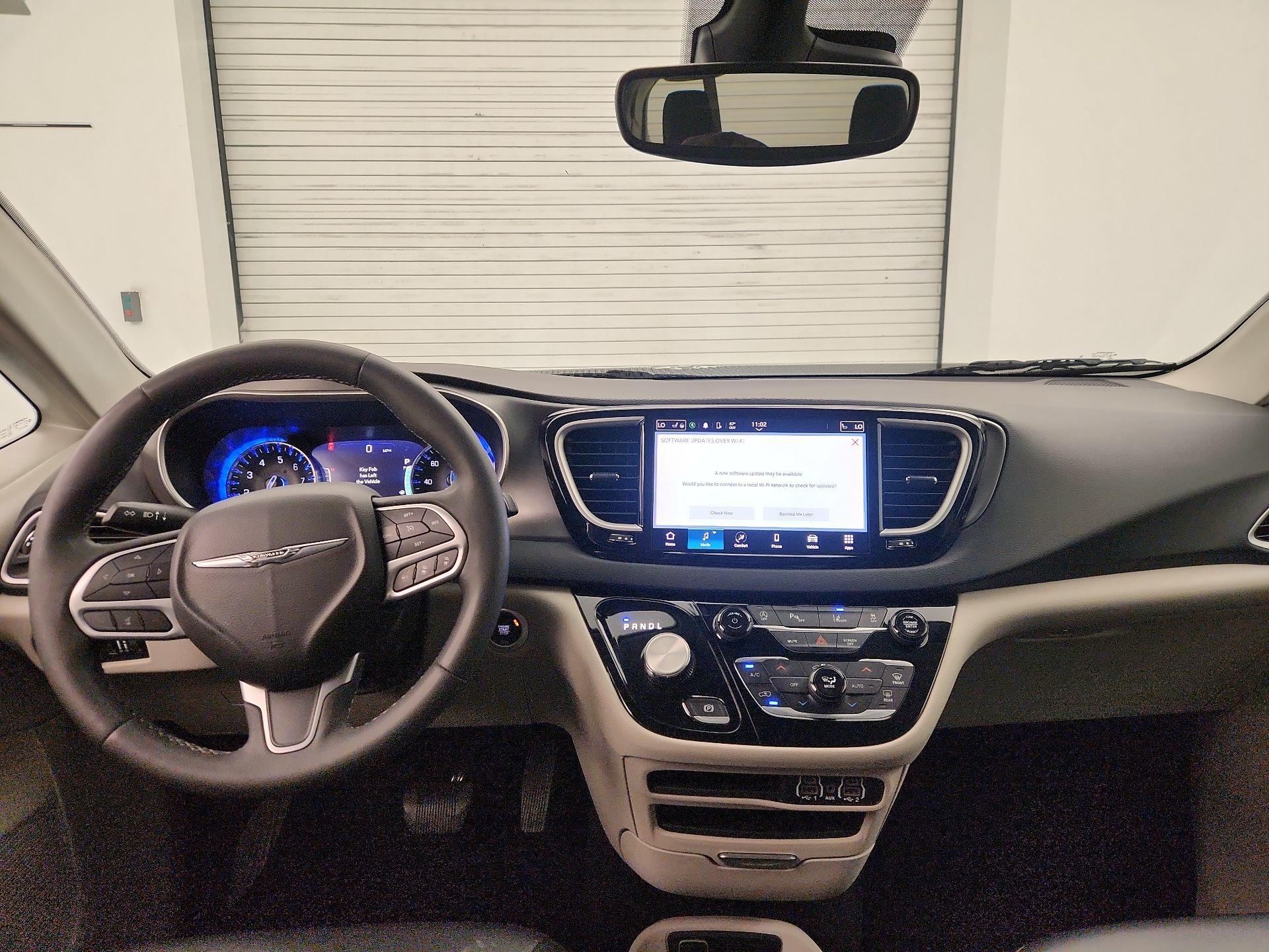 Thumbnail: 2023 Chrysler Pacifica - 9