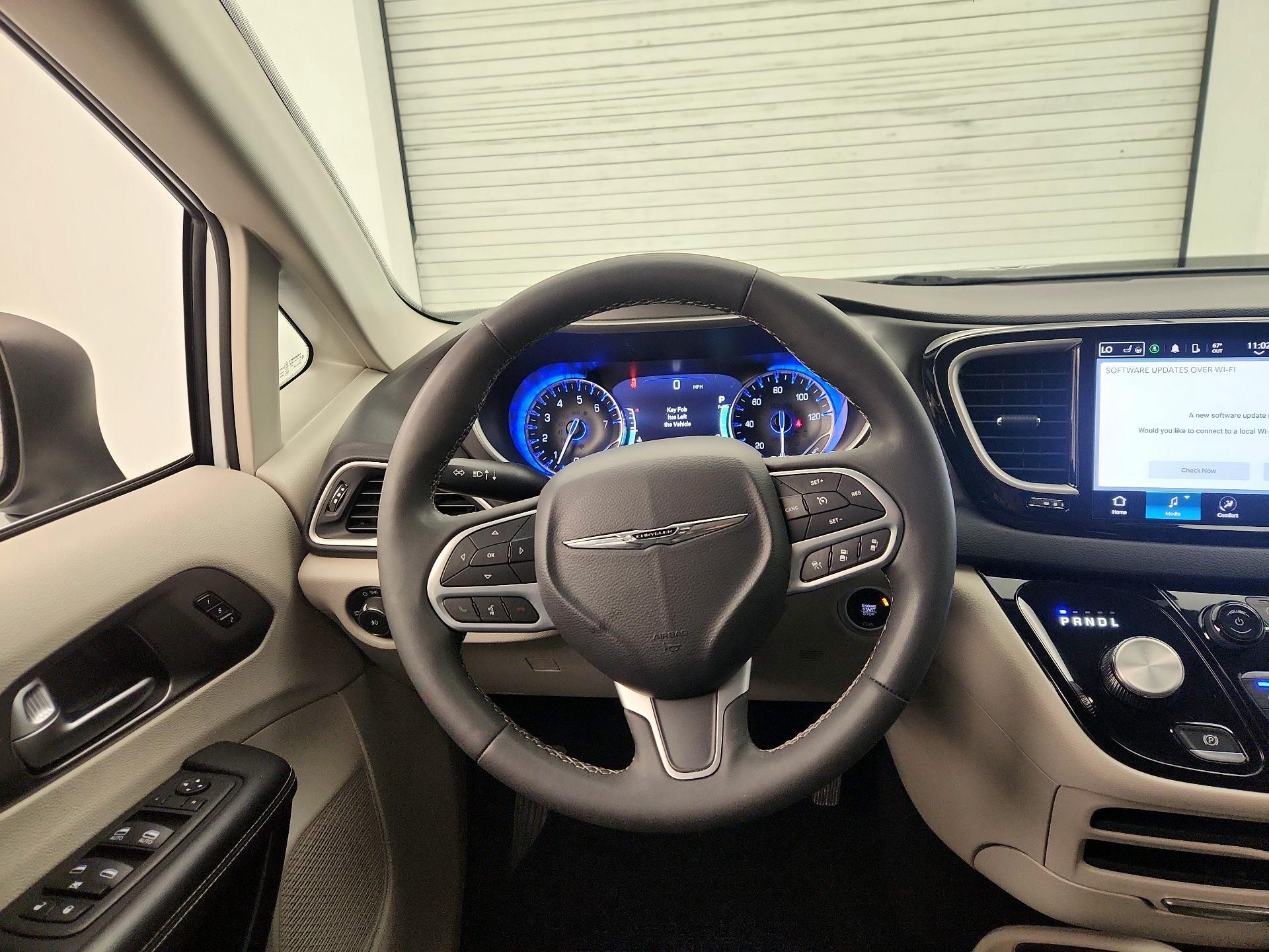 Thumbnail: 2023 Chrysler Pacifica - 10