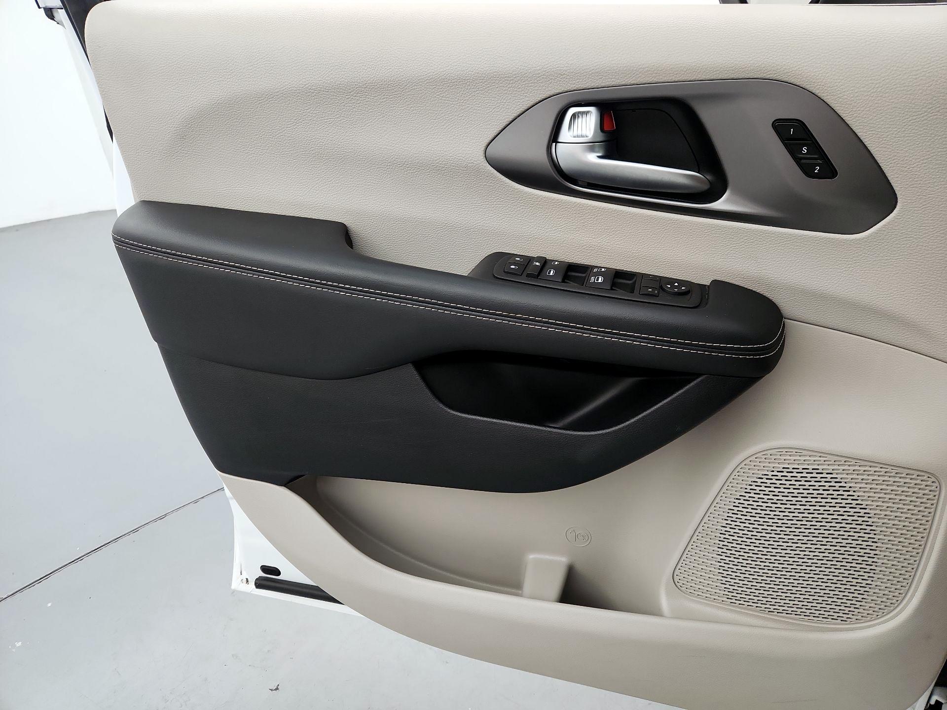Thumbnail: 2023 Chrysler Pacifica - 12