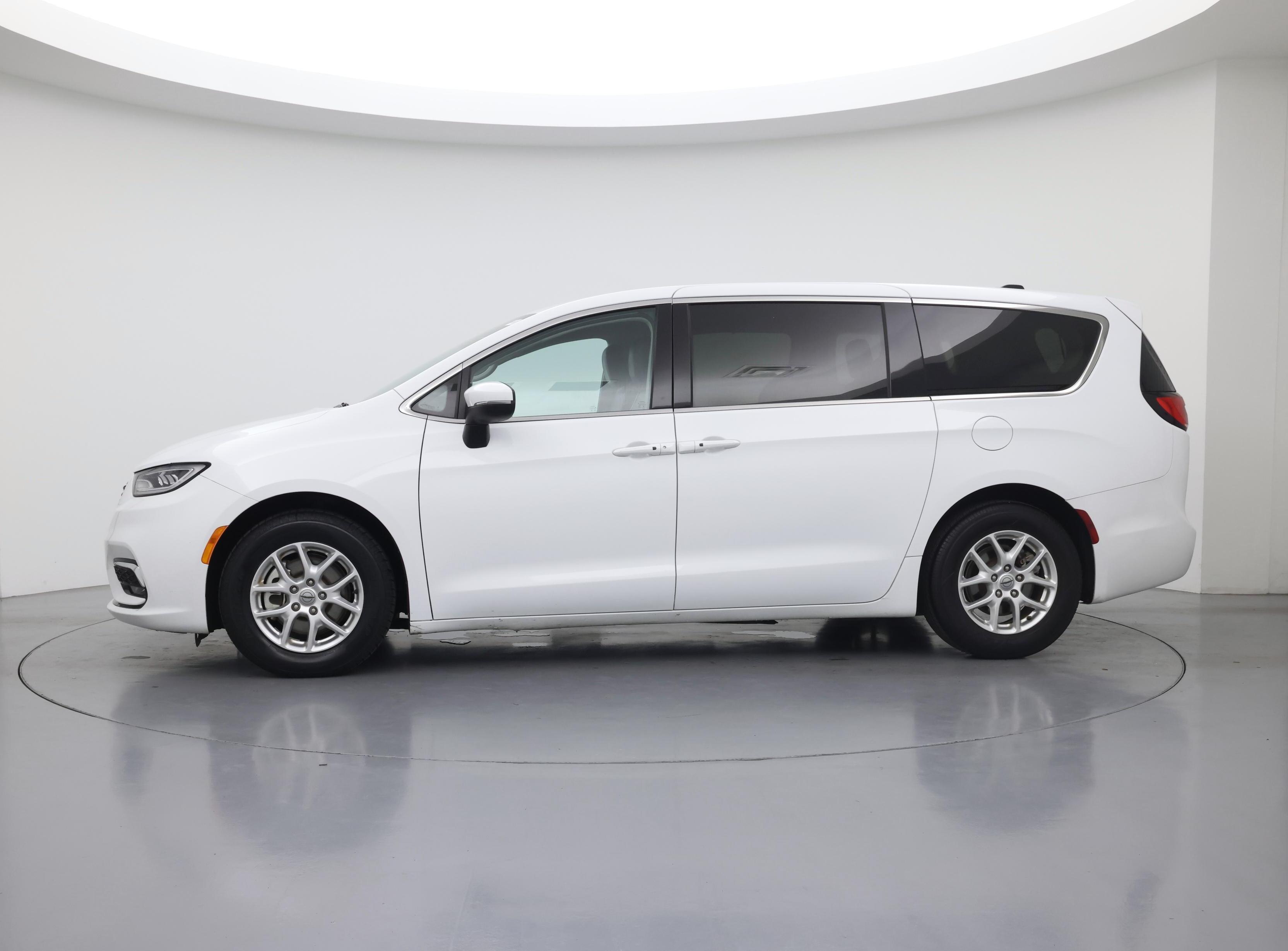 Thumbnail: 2023 Chrysler Pacifica - 3