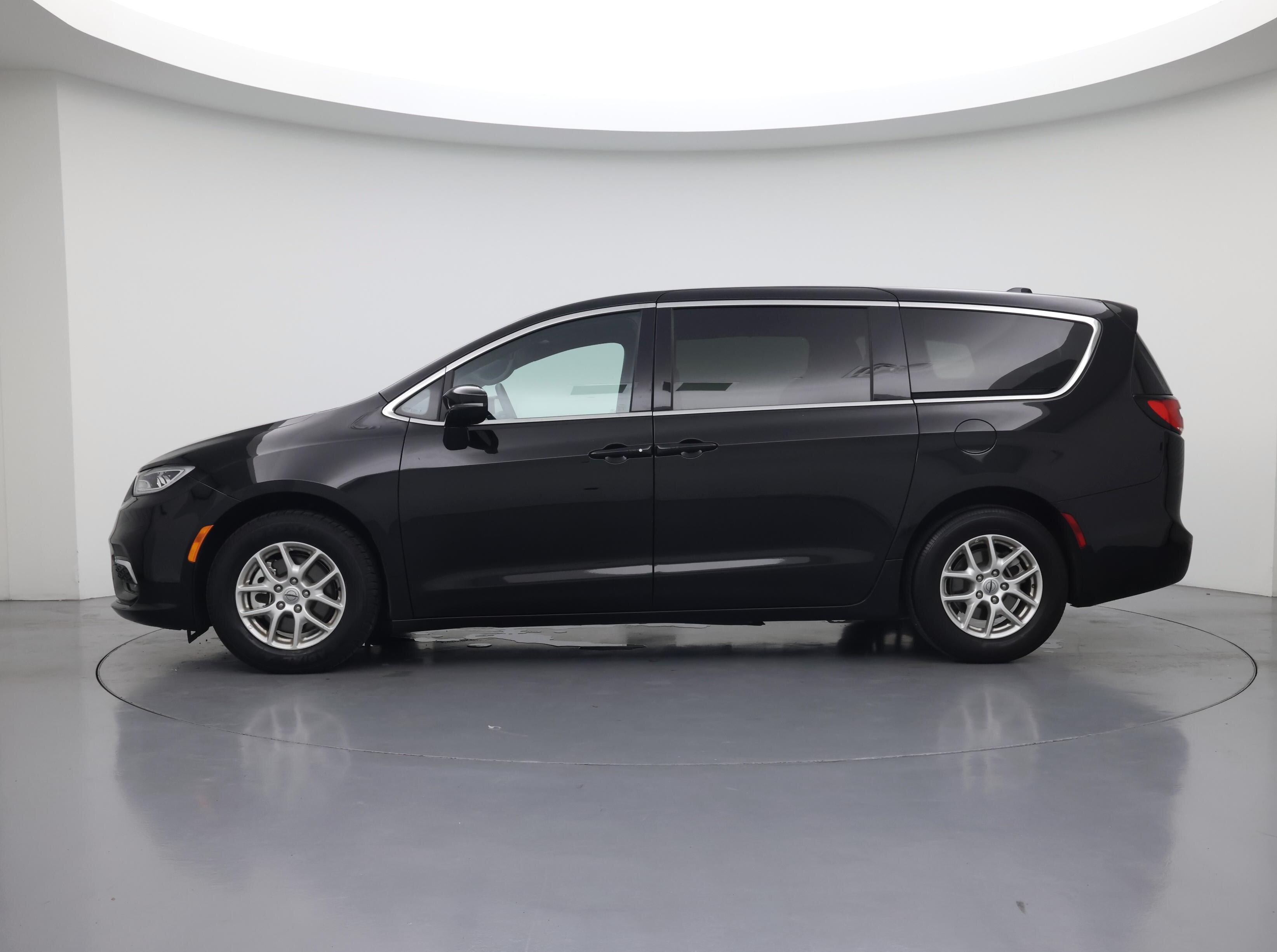 Thumbnail: 2025 Chrysler Pacifica - 3