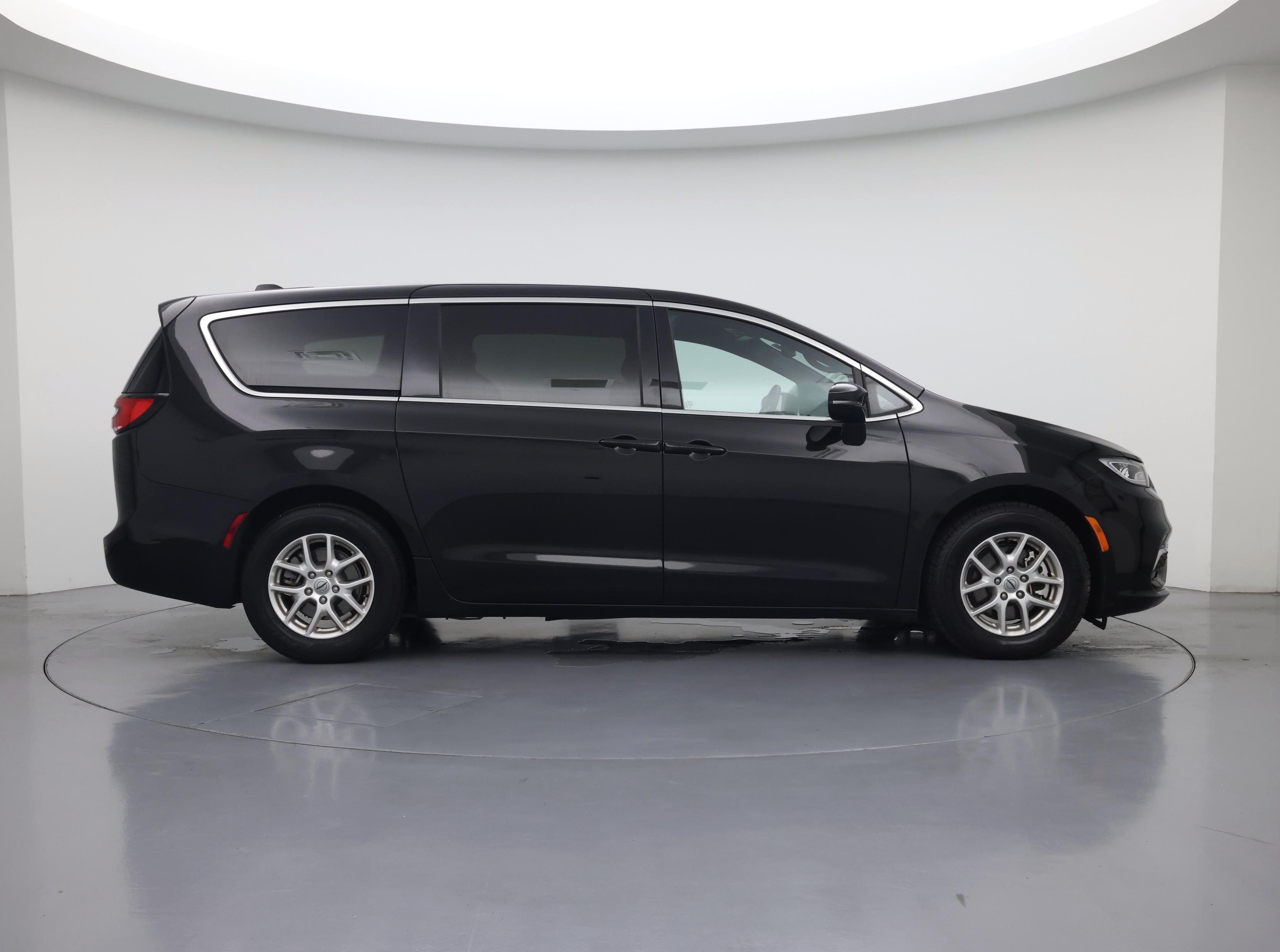 Thumbnail: 2025 Chrysler Pacifica - 7