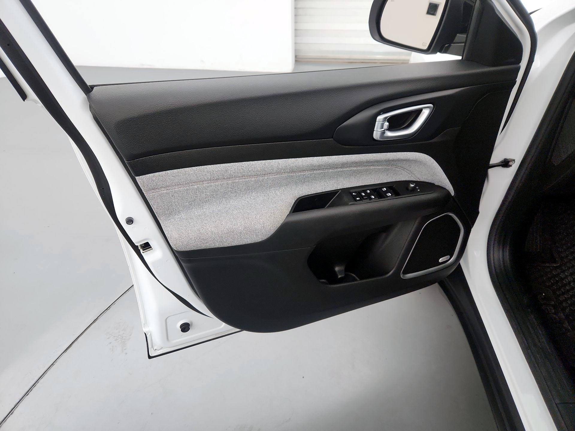 Thumbnail: 2023 Jeep Compass - 12