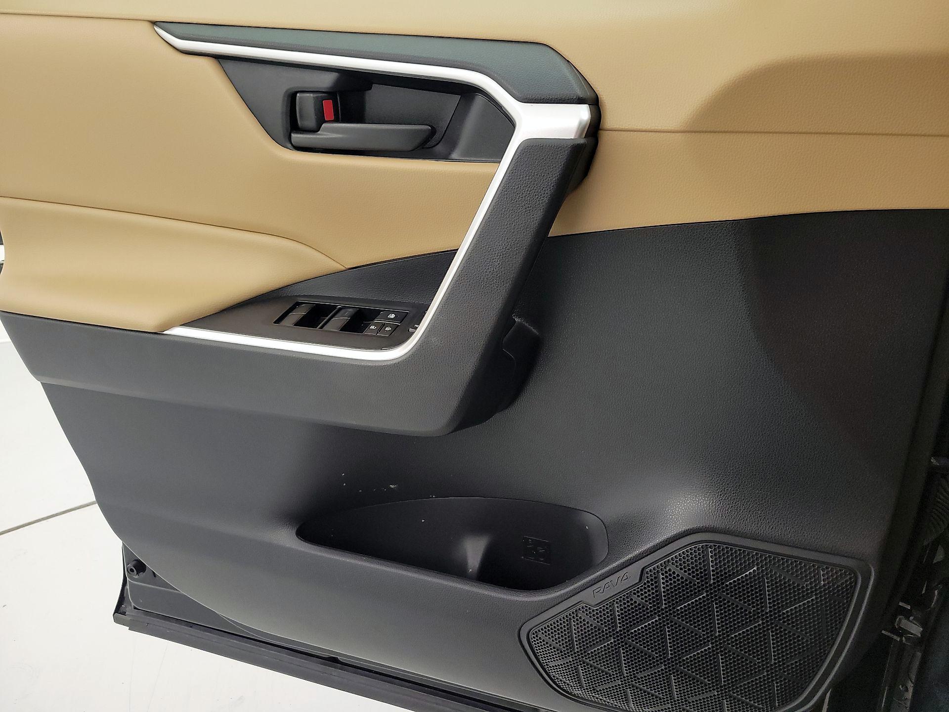 Thumbnail: 2022 Toyota RAV4 - 12