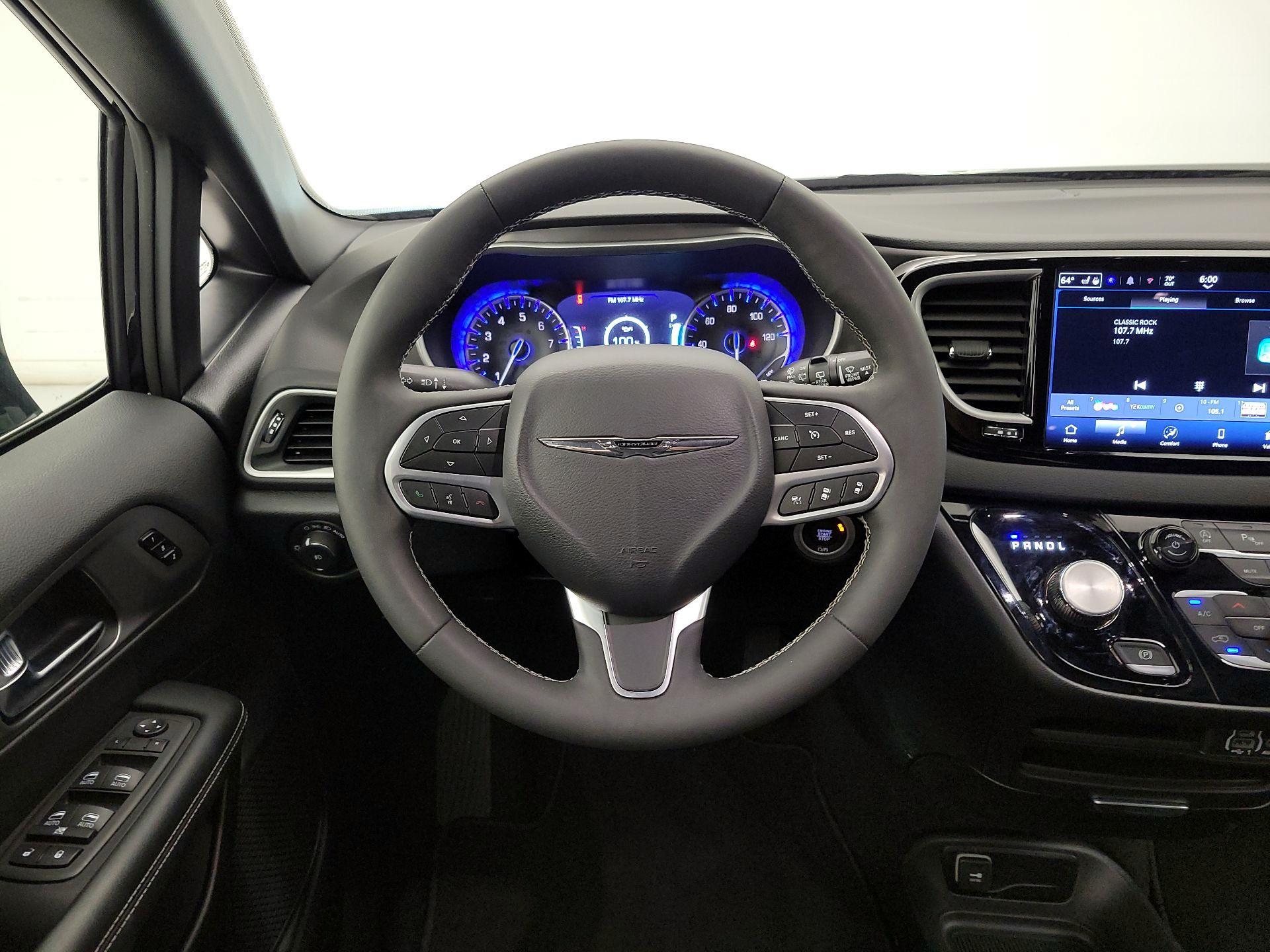 Thumbnail: 2025 Chrysler Pacifica - 10
