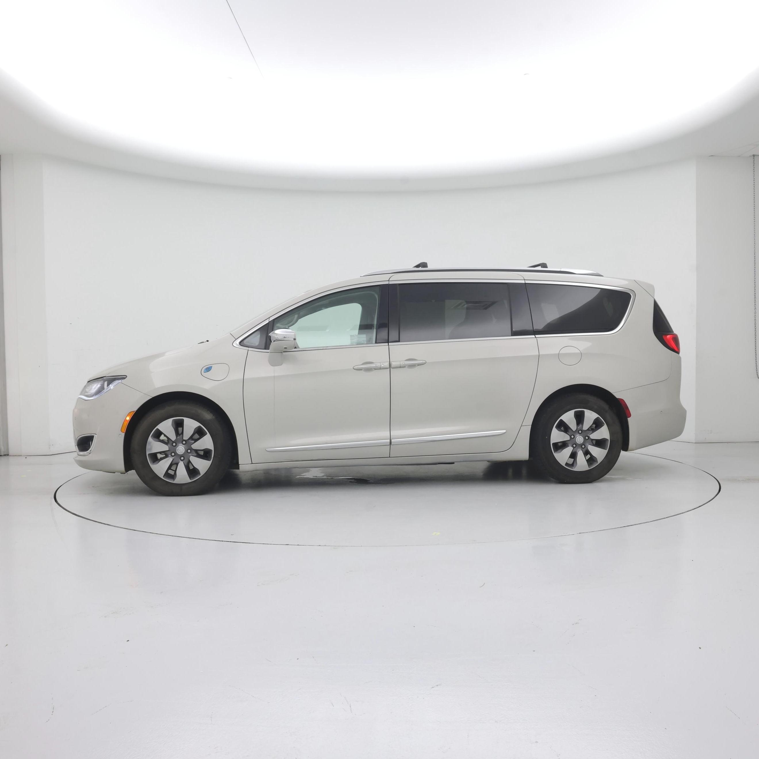 Thumbnail: 2017 Chrysler Pacifica - 3