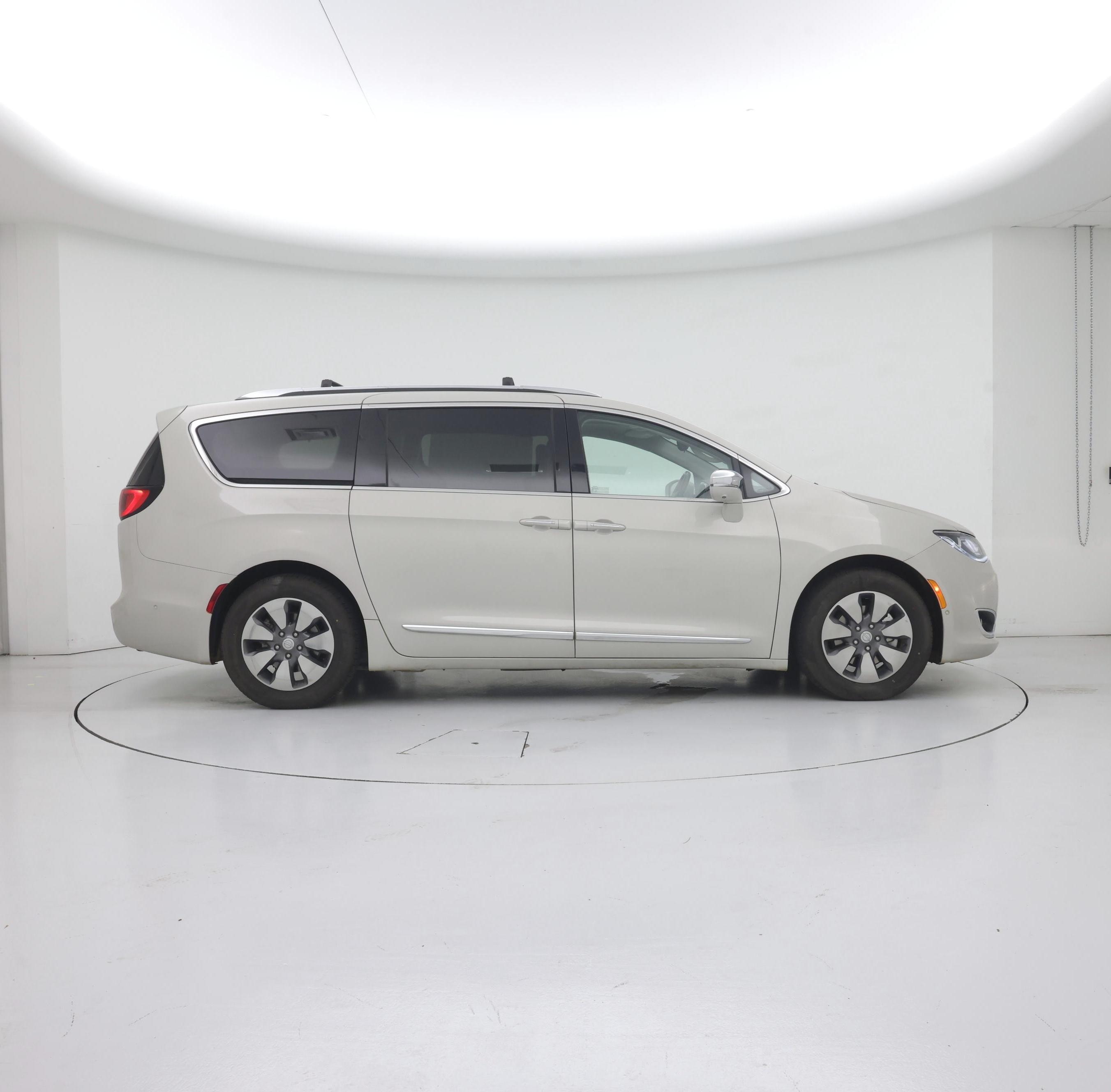 Thumbnail: 2017 Chrysler Pacifica - 7