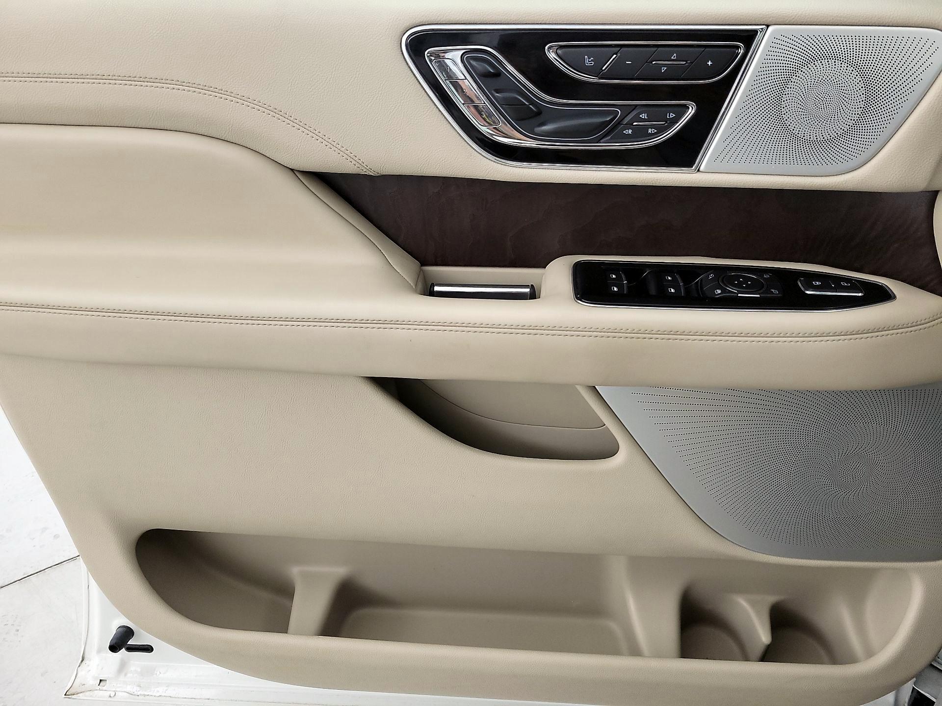 Thumbnail: 2020 Lincoln Navigator L - 12