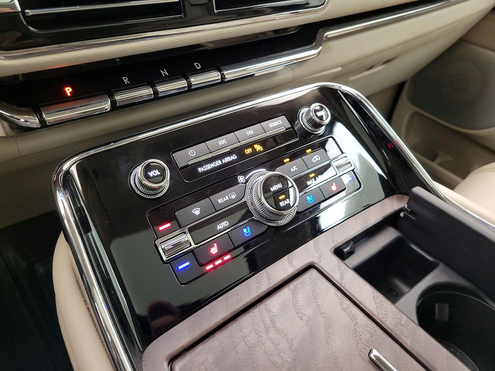 Thumbnail: 2020 Lincoln Navigator L - 16