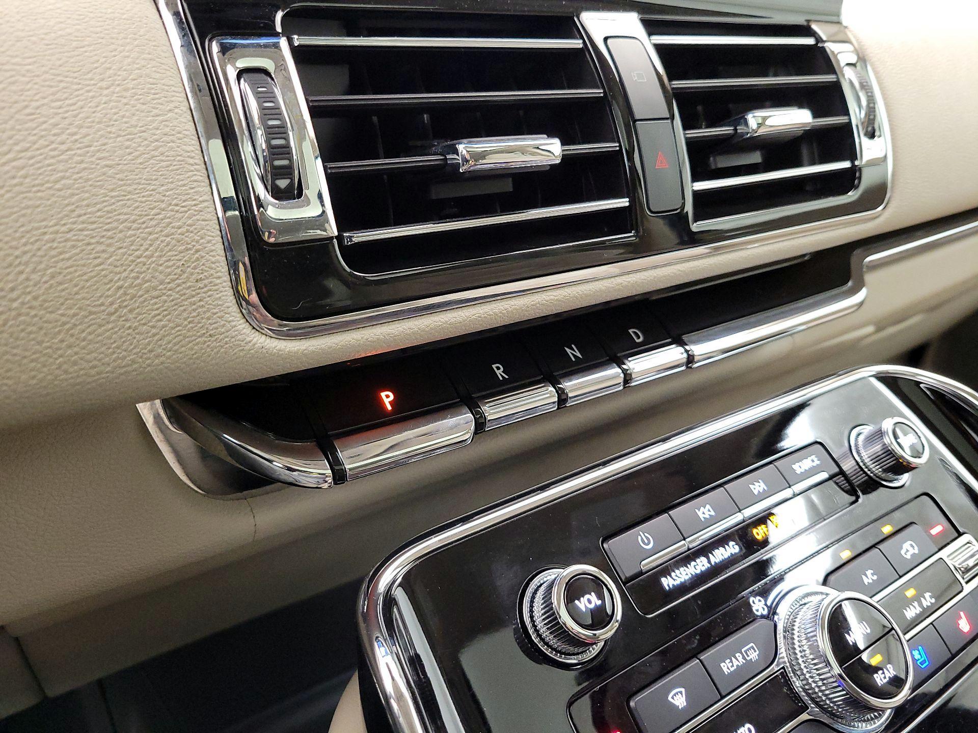 Thumbnail: 2020 Lincoln Navigator L - 17