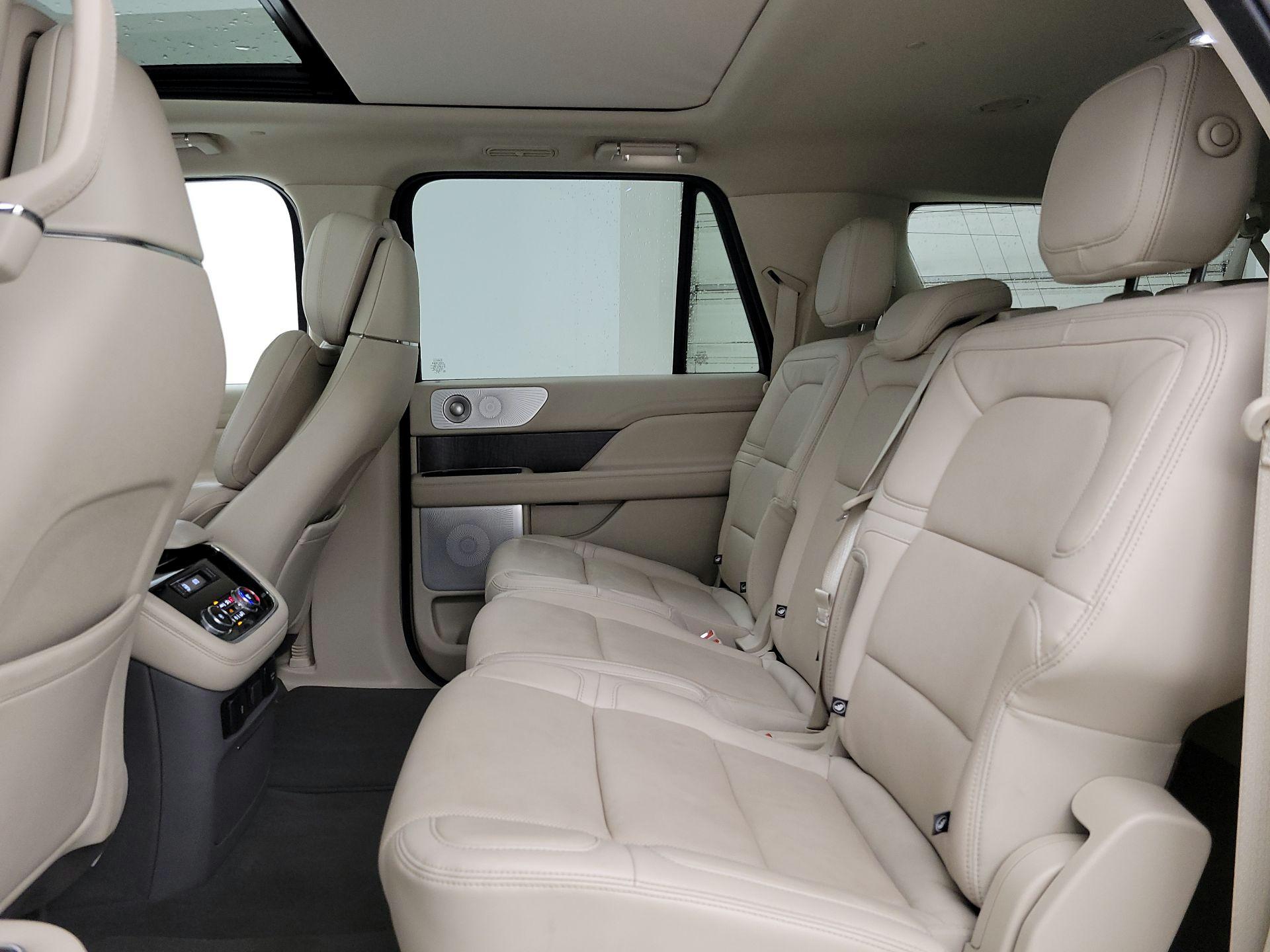Thumbnail: 2020 Lincoln Navigator L - 19