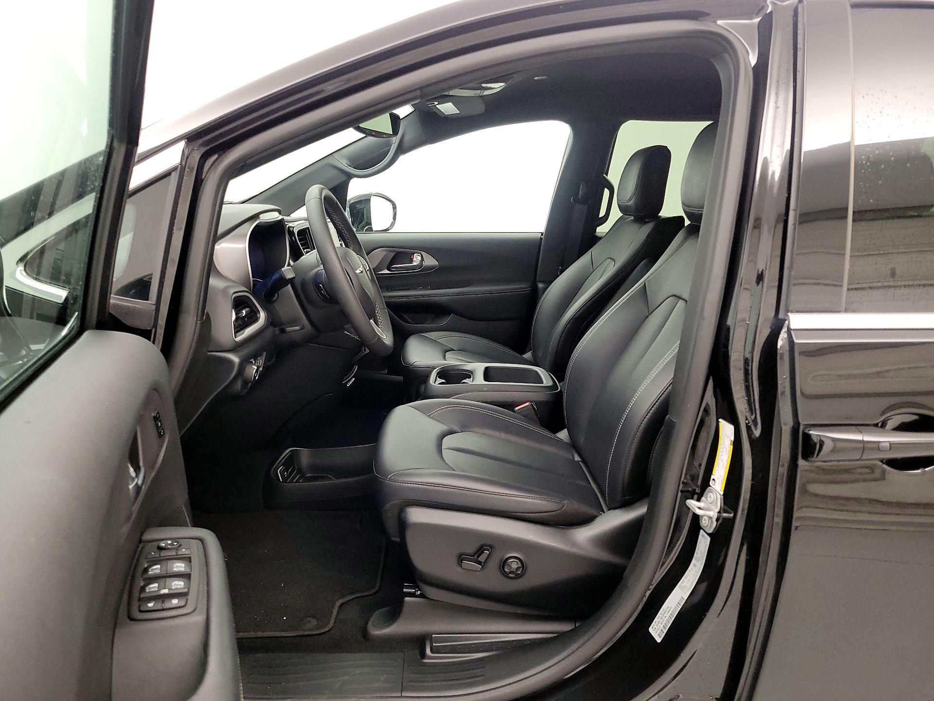 Thumbnail: 2025 Chrysler Pacifica - 11