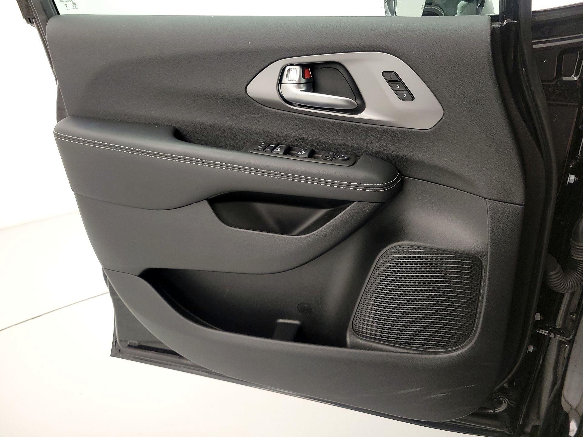 Thumbnail: 2025 Chrysler Pacifica - 12