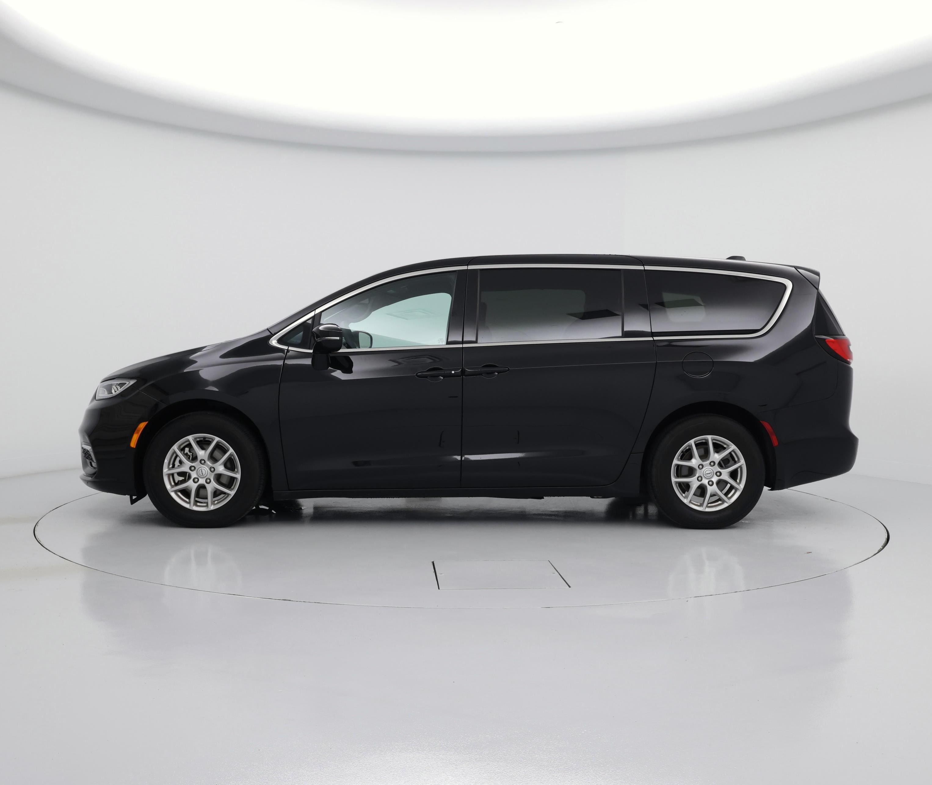Thumbnail: 2025 Chrysler Pacifica - 3