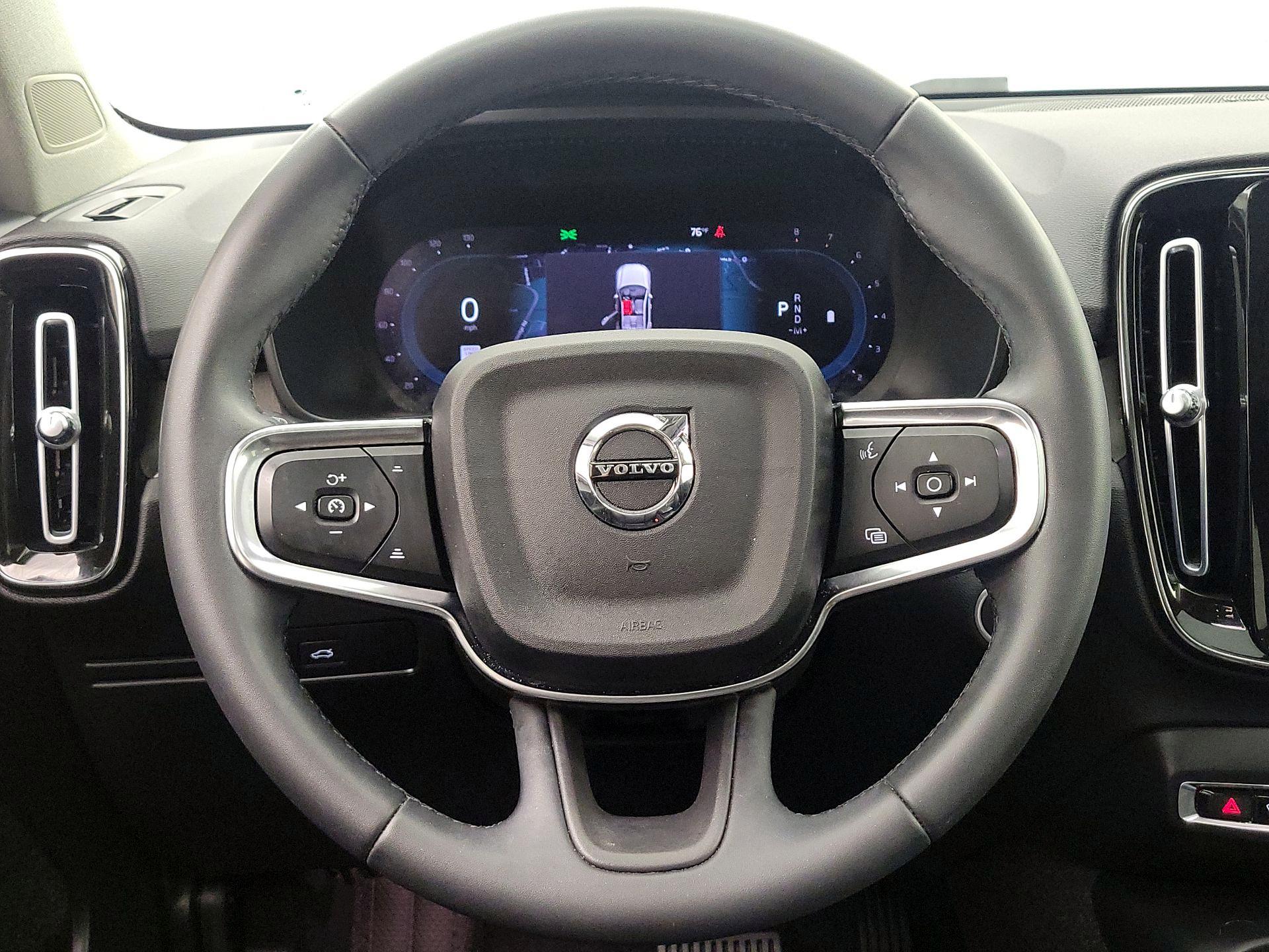 Thumbnail: 2023 Volvo XC40 - 10
