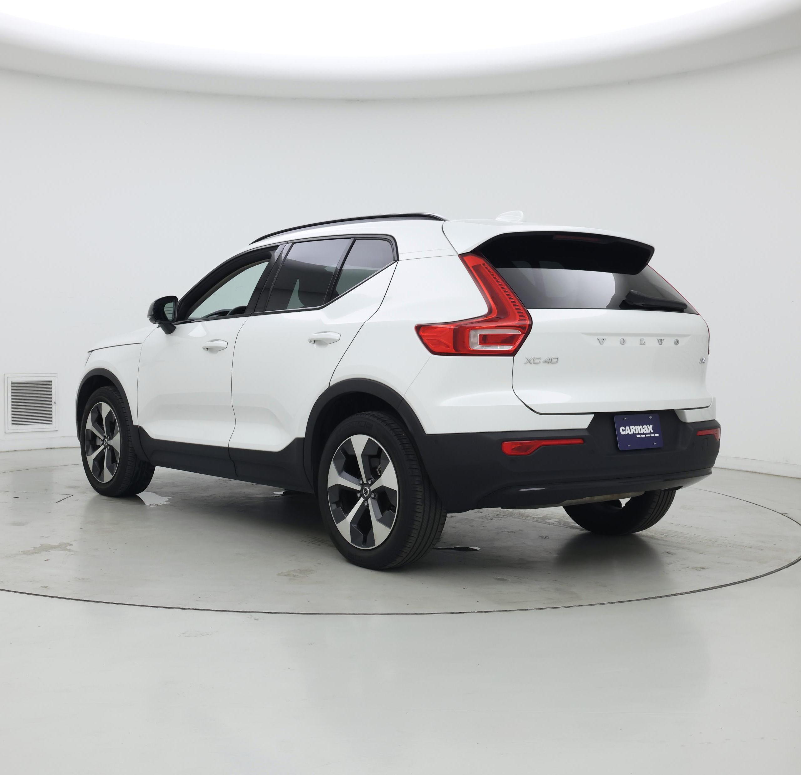 Thumbnail: 2023 Volvo XC40 - 2