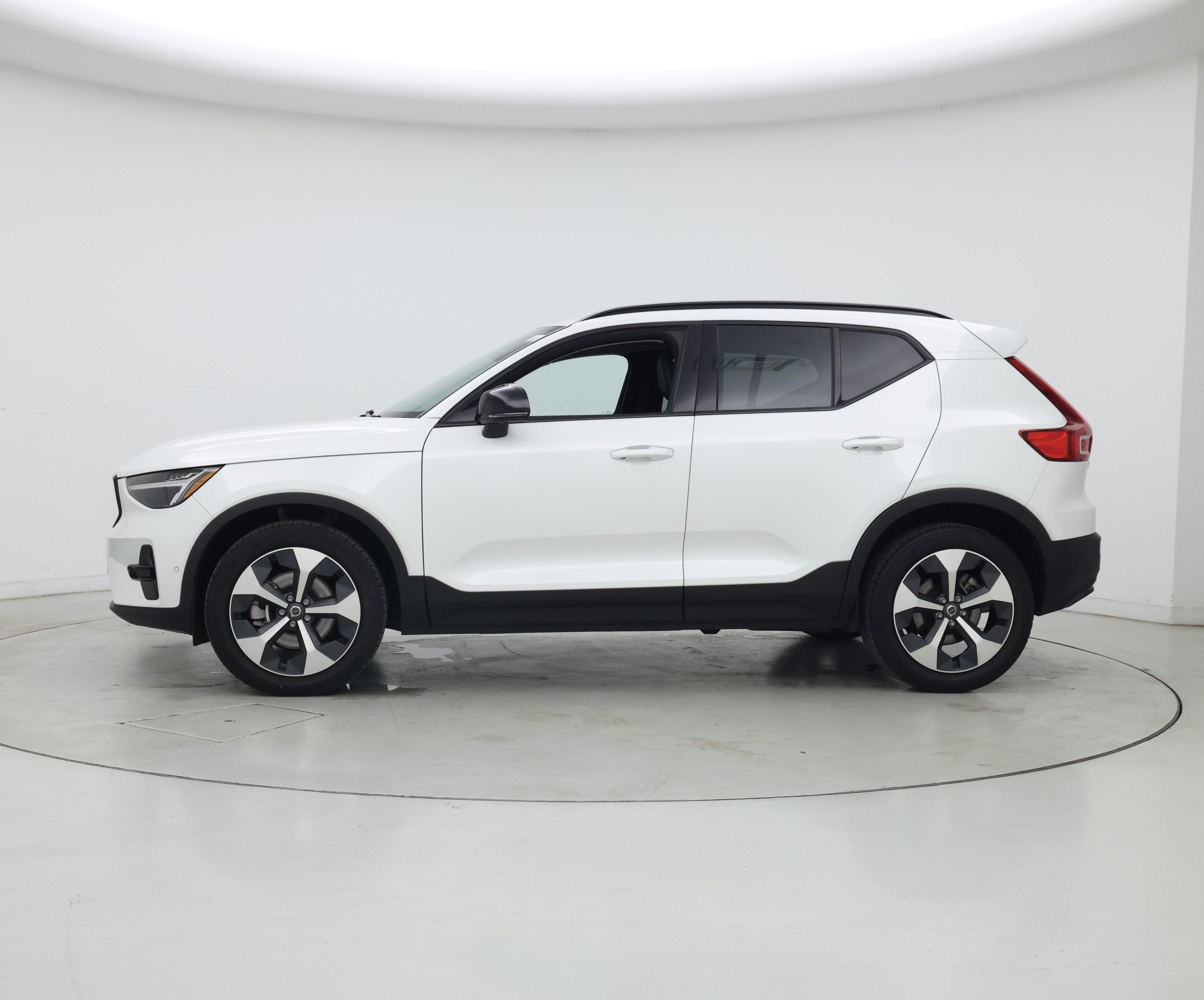 Thumbnail: 2023 Volvo XC40 - 3