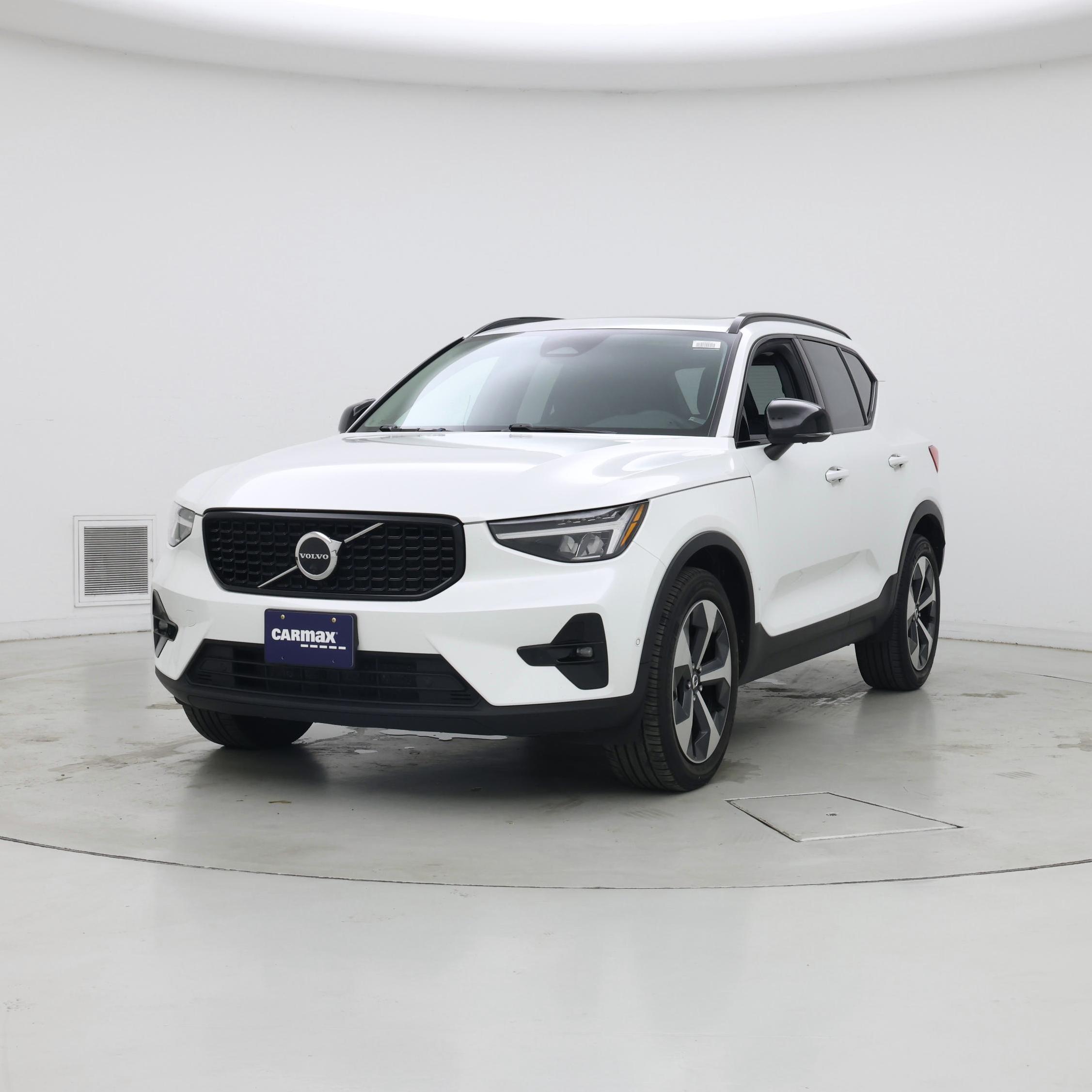 Thumbnail: 2023 Volvo XC40 - 4