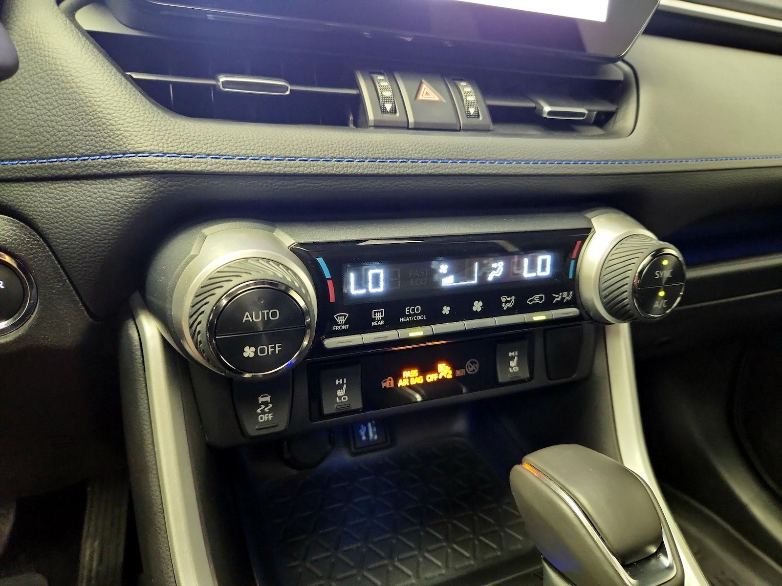 2024 Toyota RAV4 XSE - Photo 15